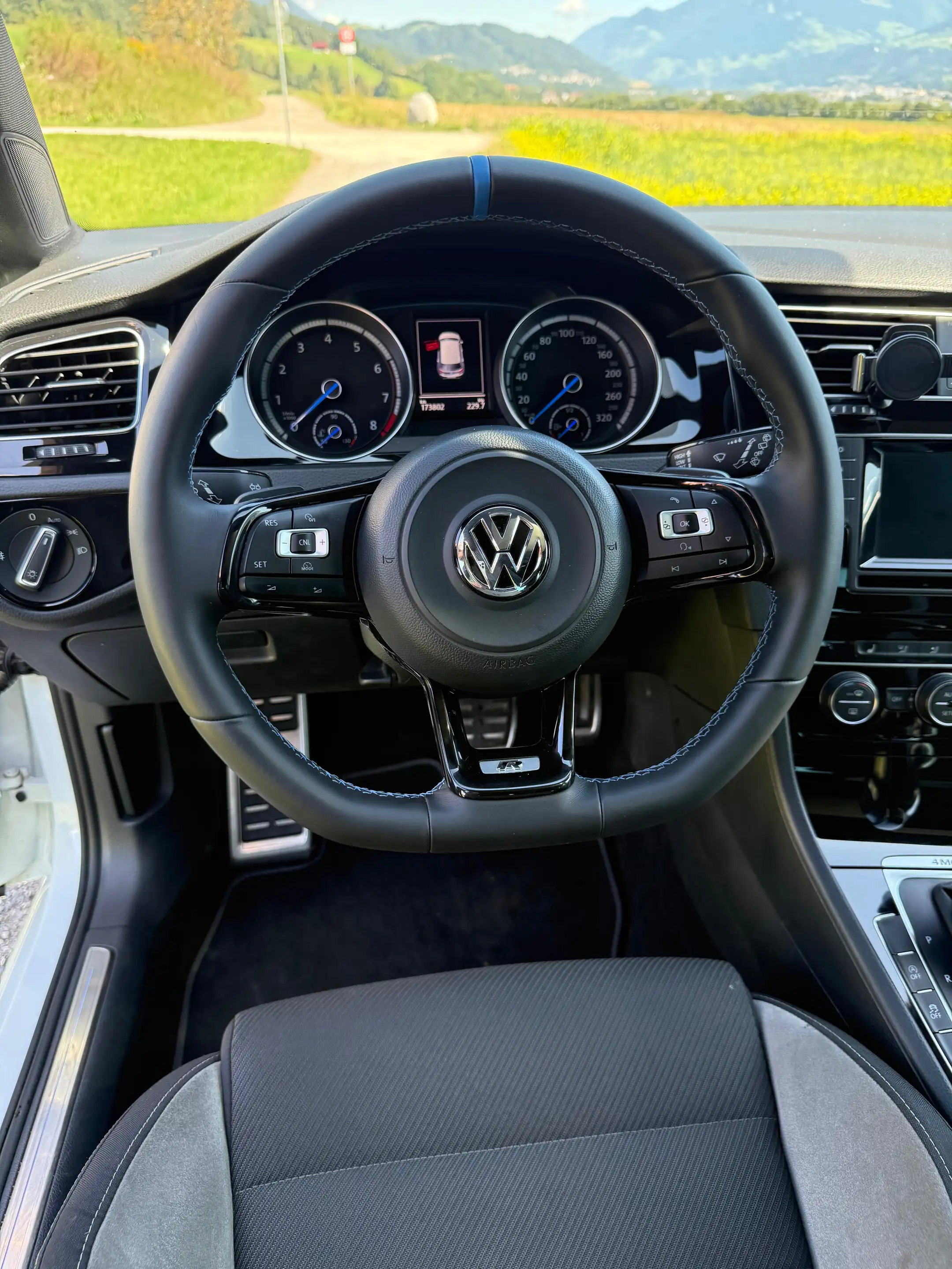Volkswagen Golf R 4Motion DSG — photo 14