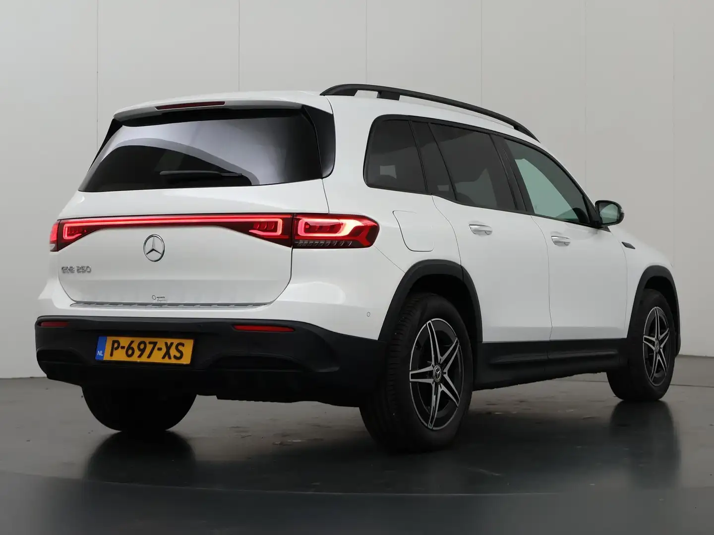 Mercedes-Benz EQB 250 AMG Line 67 kWh | Night | Panoramadak | Sfeerverli Bianco - 2