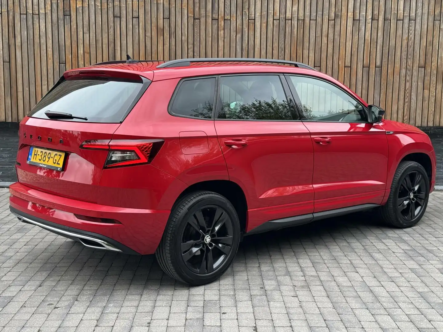 Skoda Karoq 1.5 TSI Sportline Automaat | Stoelverwarming | App Rood - 2