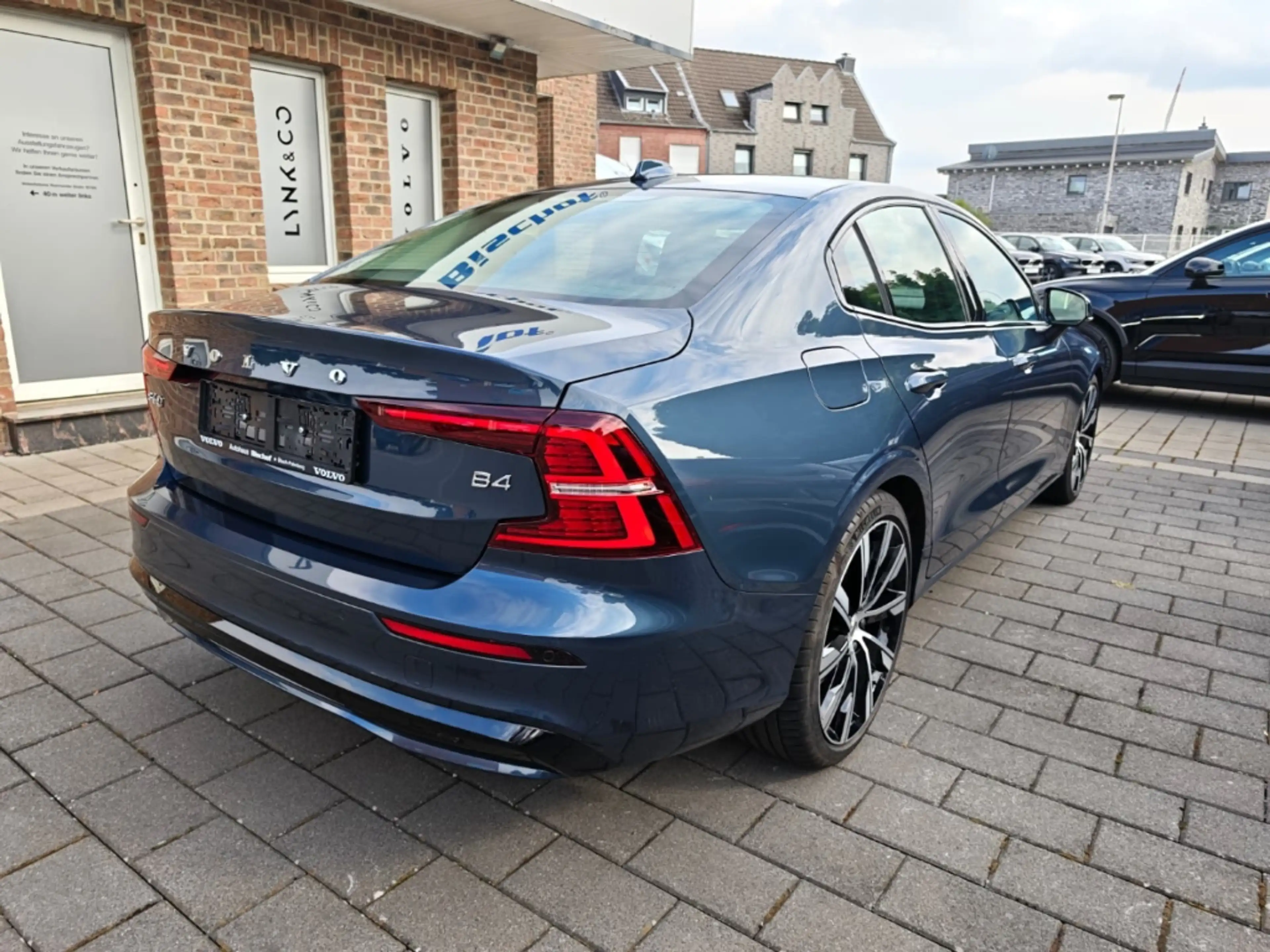 Volvo S60 B4 Plus Dark Mild-Hybrid StandHZG El. Panodach Nav — photo 8