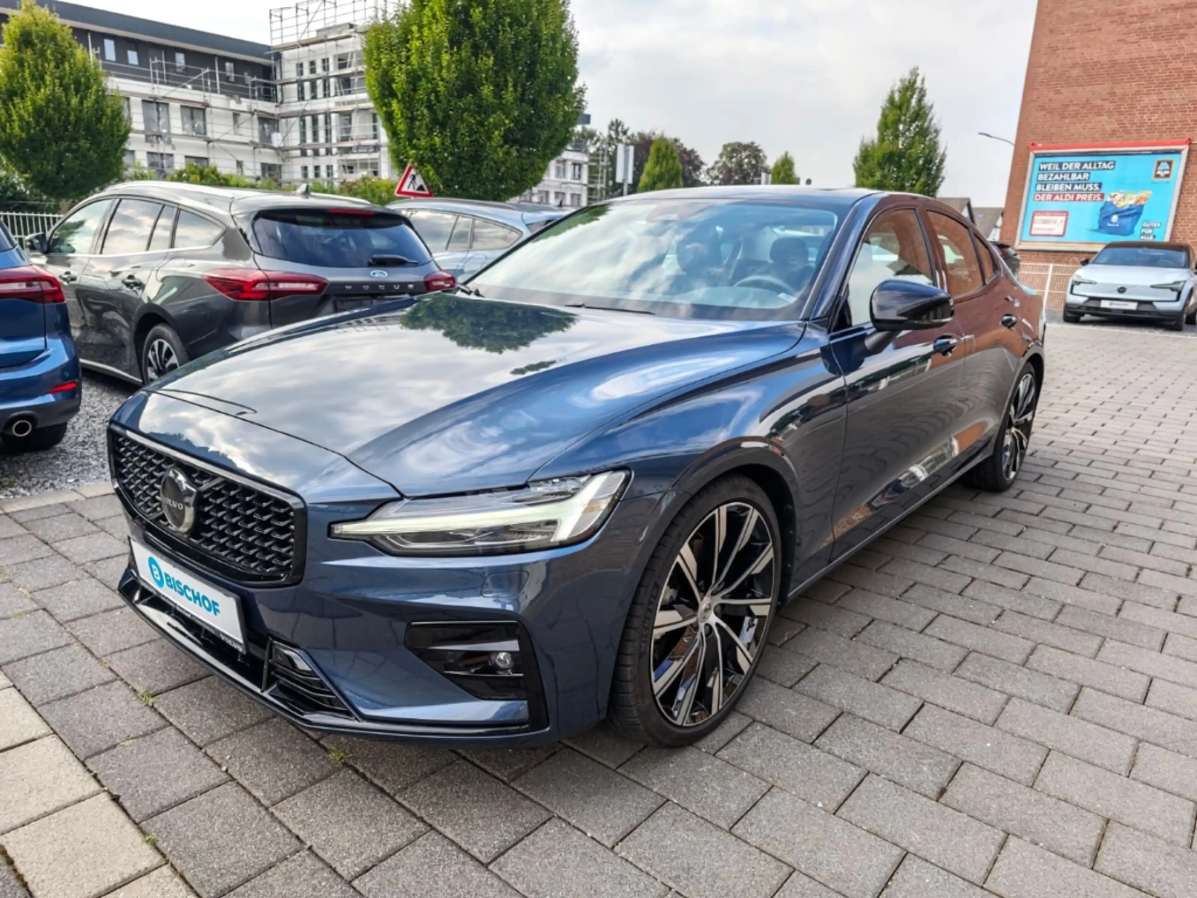 Volvo S60 B4 Plus Dark Mild-Hybrid StandHZG El. Panodach Nav — photo 2
