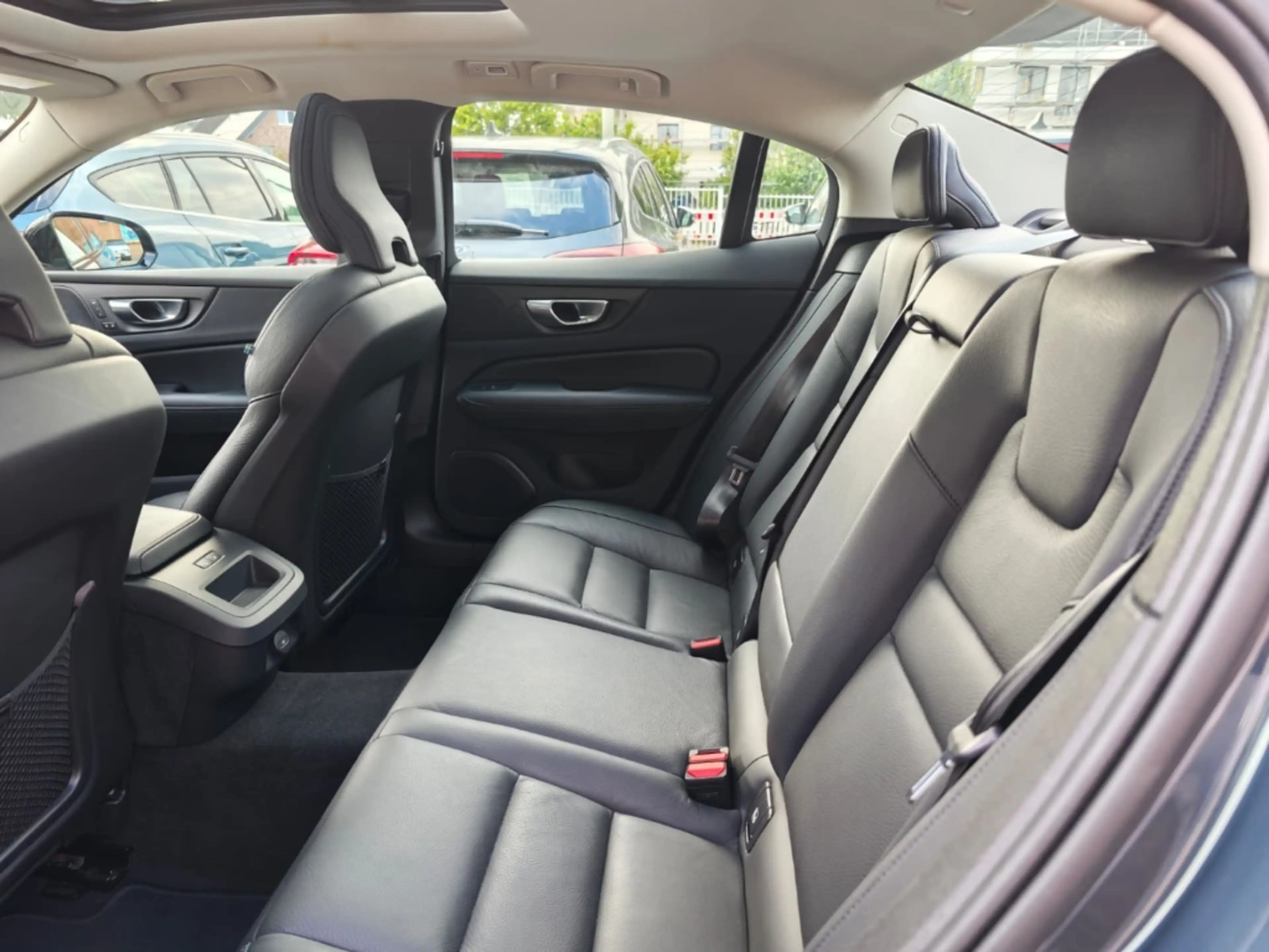 Volvo S60 B4 Plus Dark Mild-Hybrid StandHZG El. Panodach Nav — photo 15