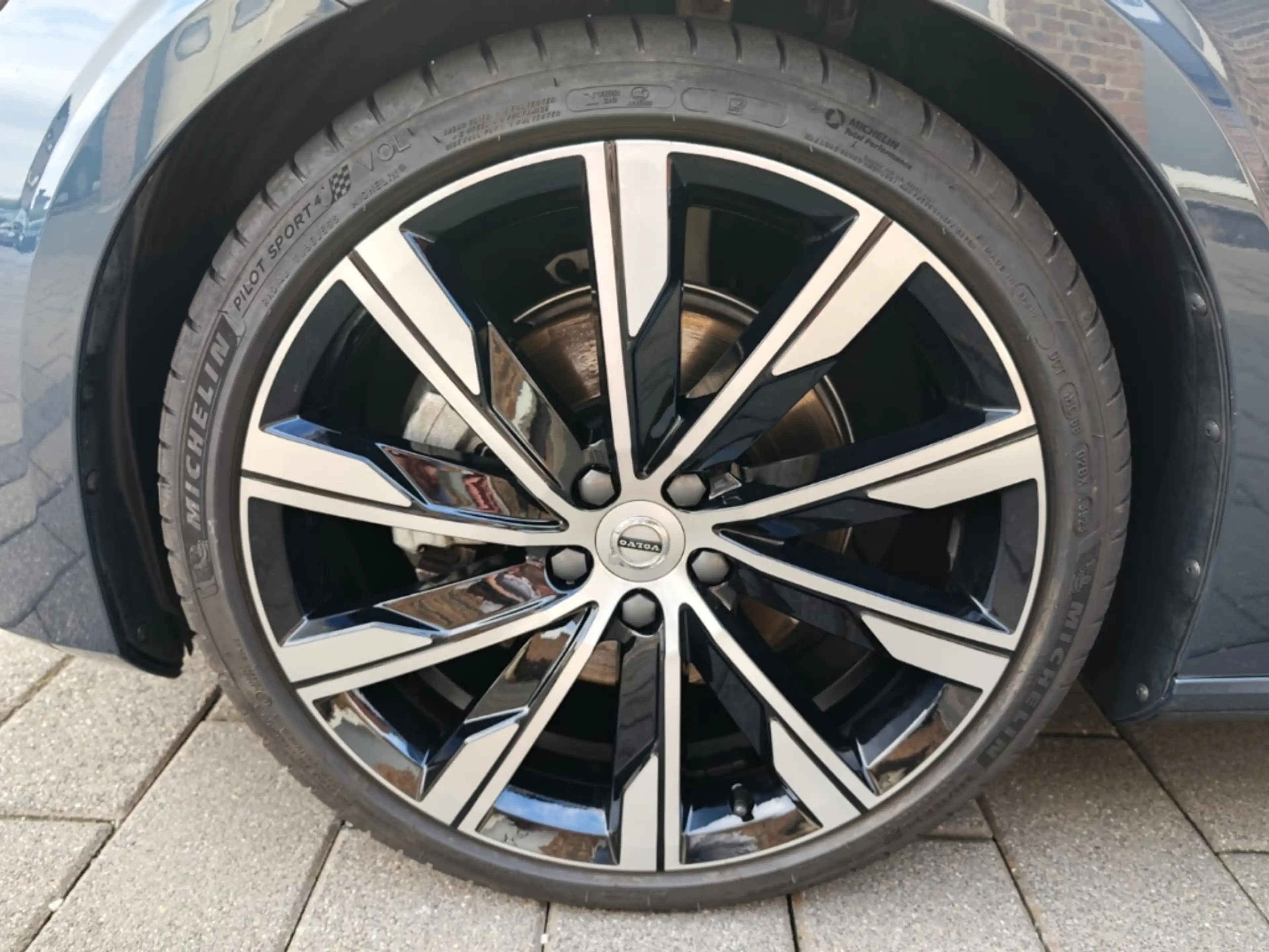 Volvo S60 B4 Plus Dark Mild-Hybrid StandHZG El. Panodach Nav — photo 4