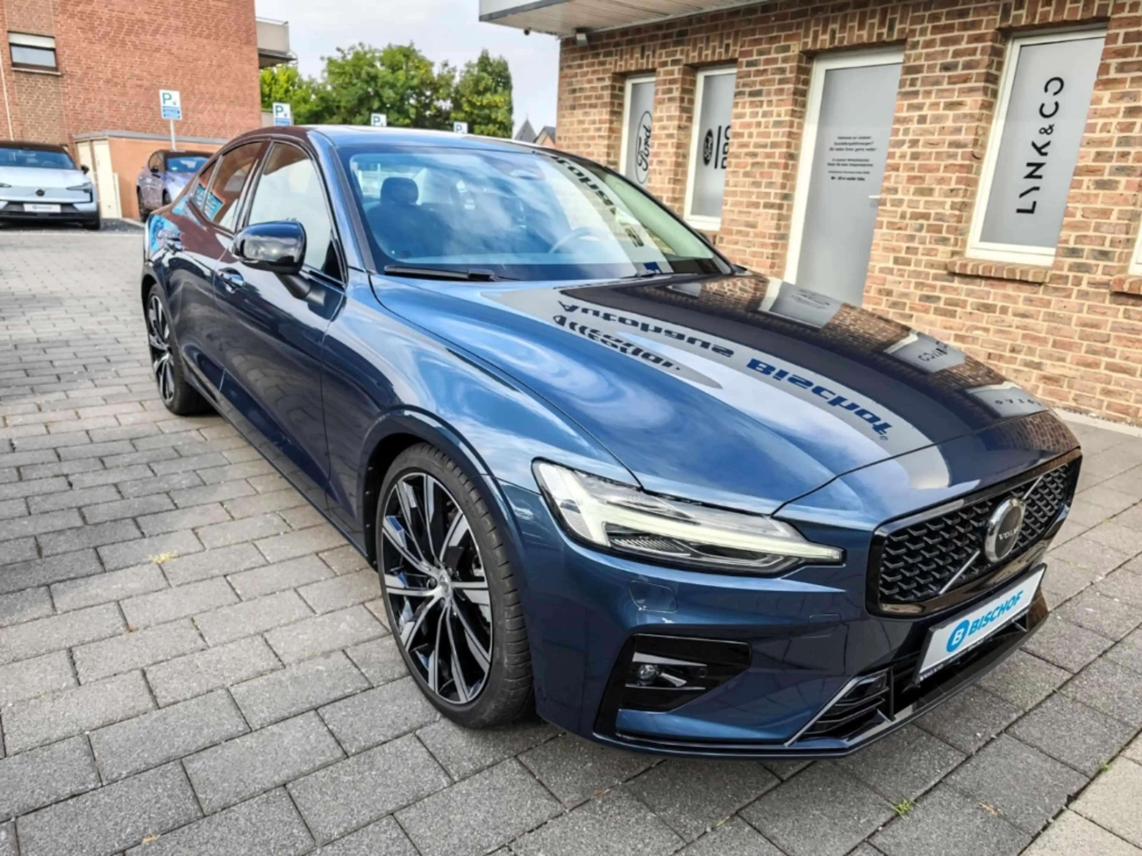 Volvo S60 B4 Plus Dark Mild-Hybrid StandHZG El. Panodach Nav — photo 10