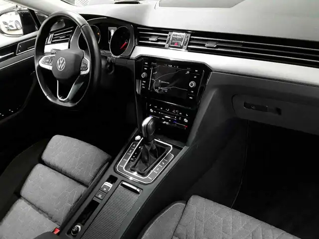 Volkswagen Passat view 9