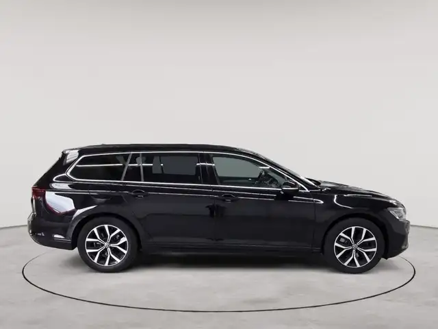 Volkswagen Passat view 3