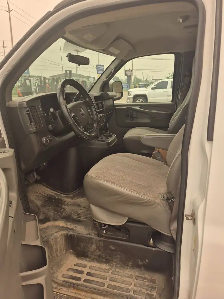 GMC Savana photo GMC Savana