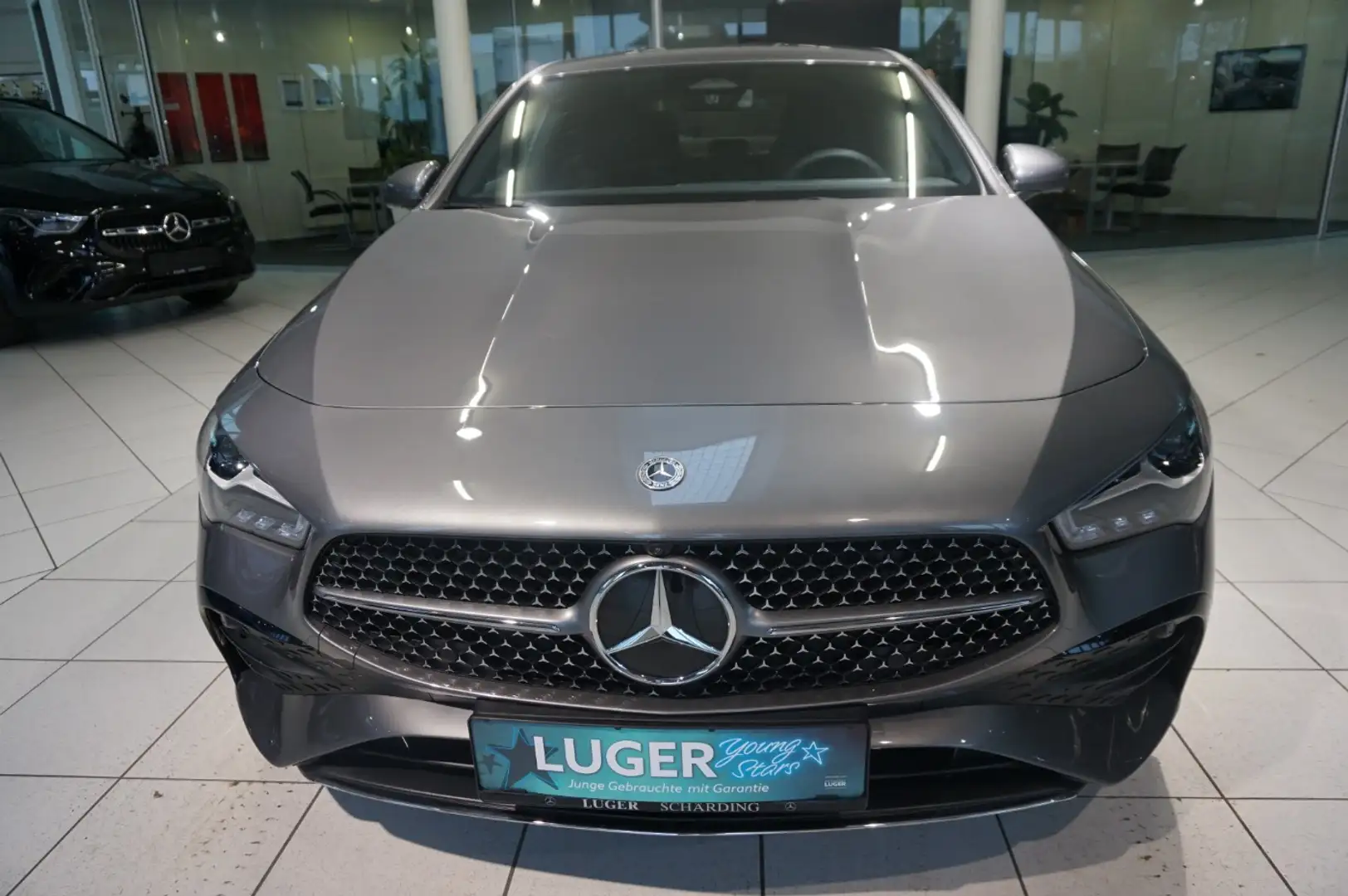 Mercedes-Benz CLA 180 Coupé AMG Line KeyGo PTS Shz LED Ambi Grau - 2