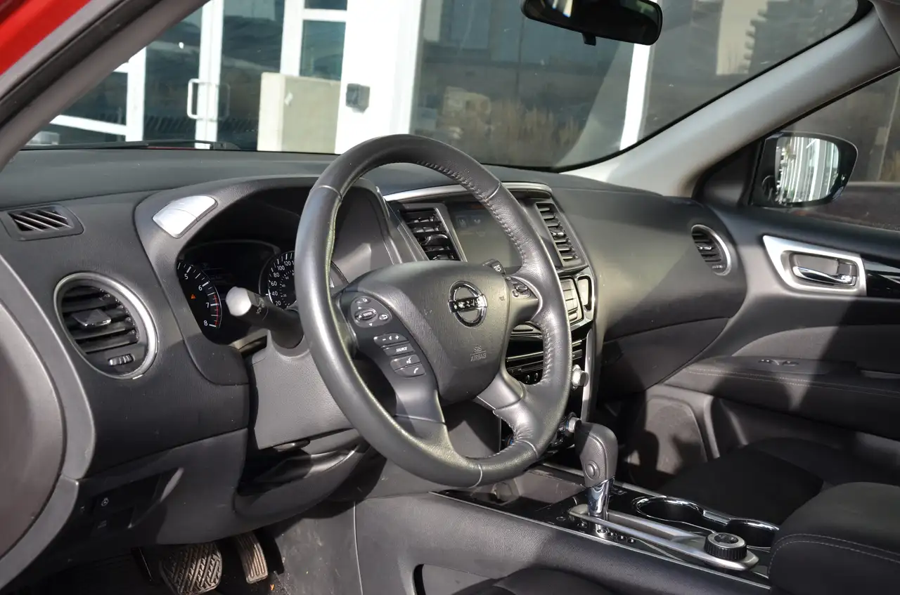 Nissan Pathfinder снимка Nissan Pathfinder