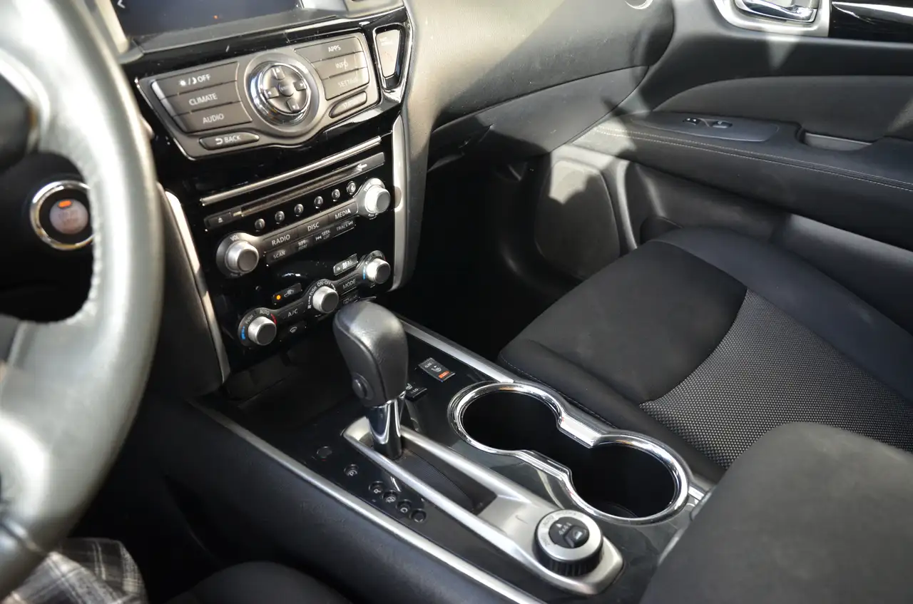 Nissan Pathfinder снимка Nissan Pathfinder