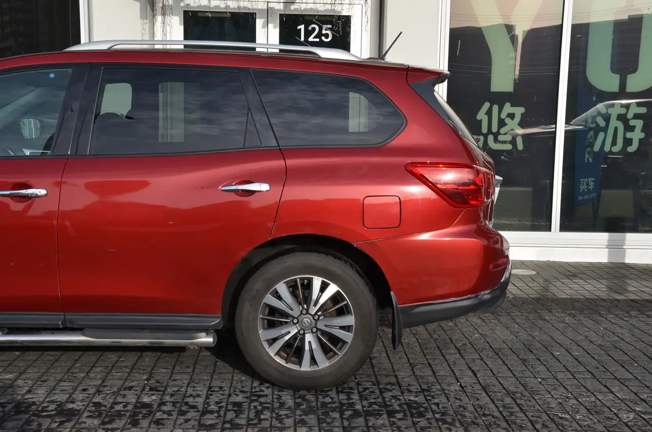 Nissan Pathfinder снимка Nissan Pathfinder