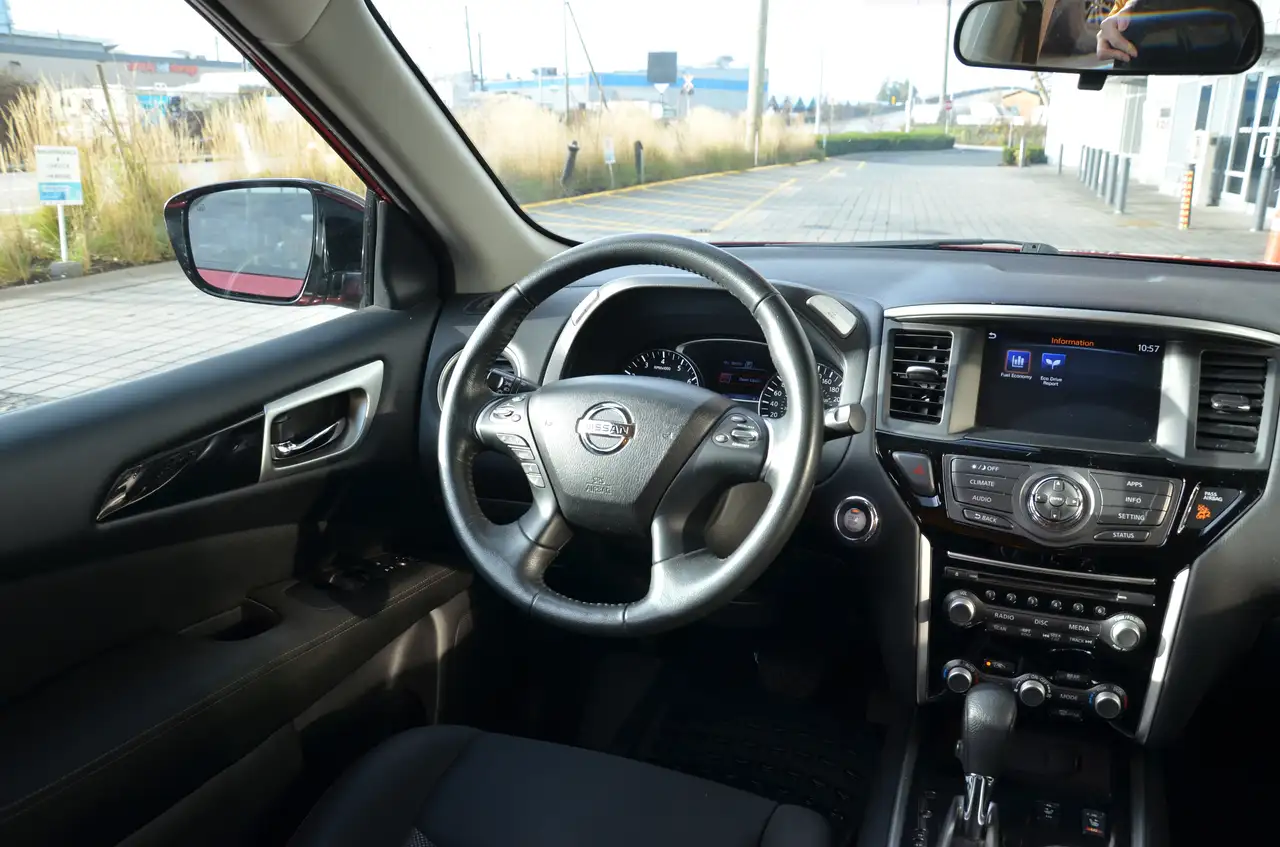 Nissan Pathfinder снимка Nissan Pathfinder
