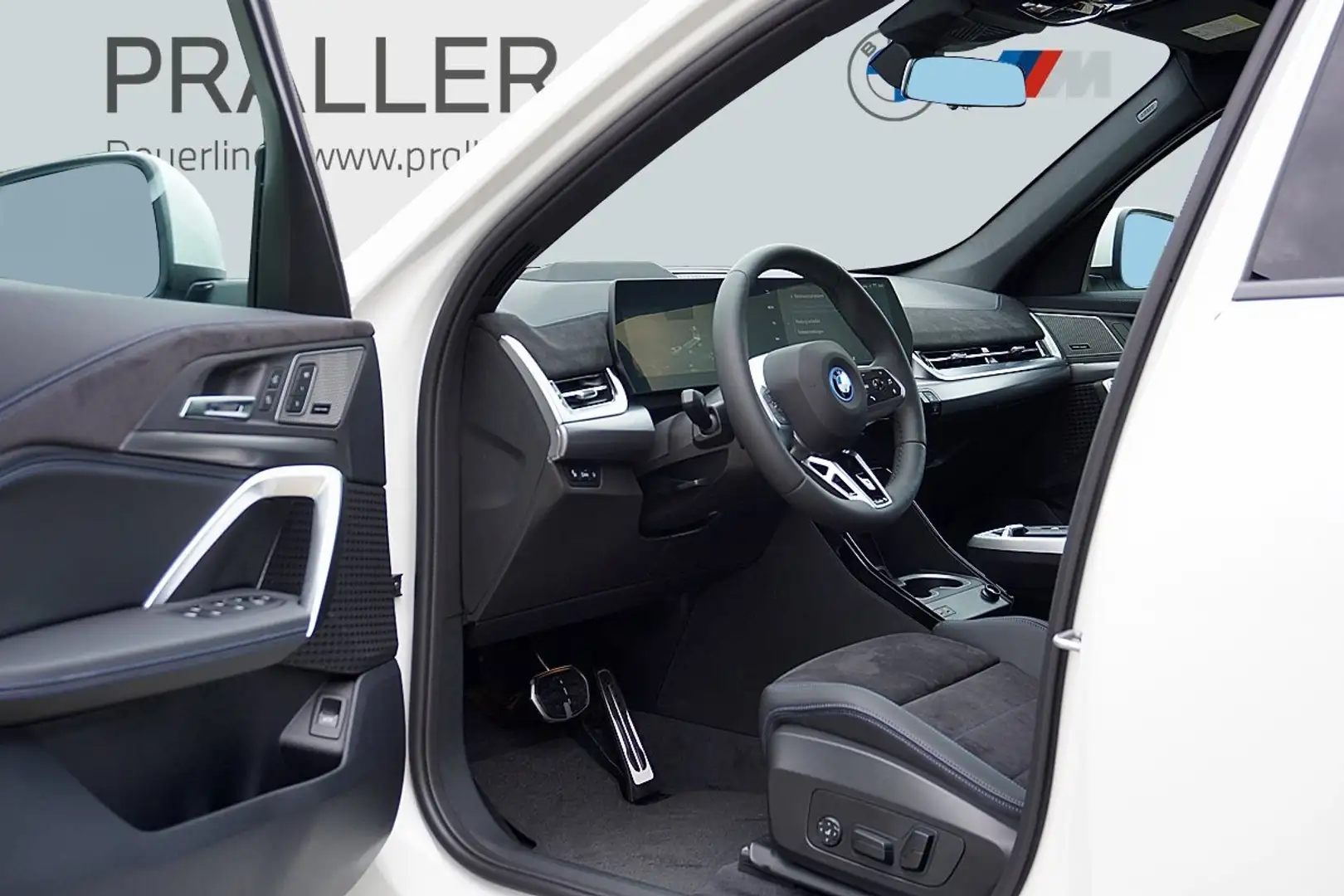 BMW iX1 xDrive30 M Sport AHK Glasdach eSitze HeadUp 360Kam Weiß - 2