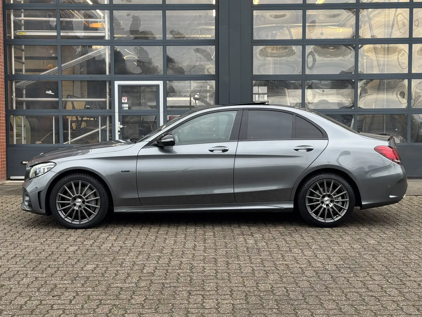 Mercedes-Benz C 300 C 300e Business Solution AMG Line | Panoramadak | Grijs - 2