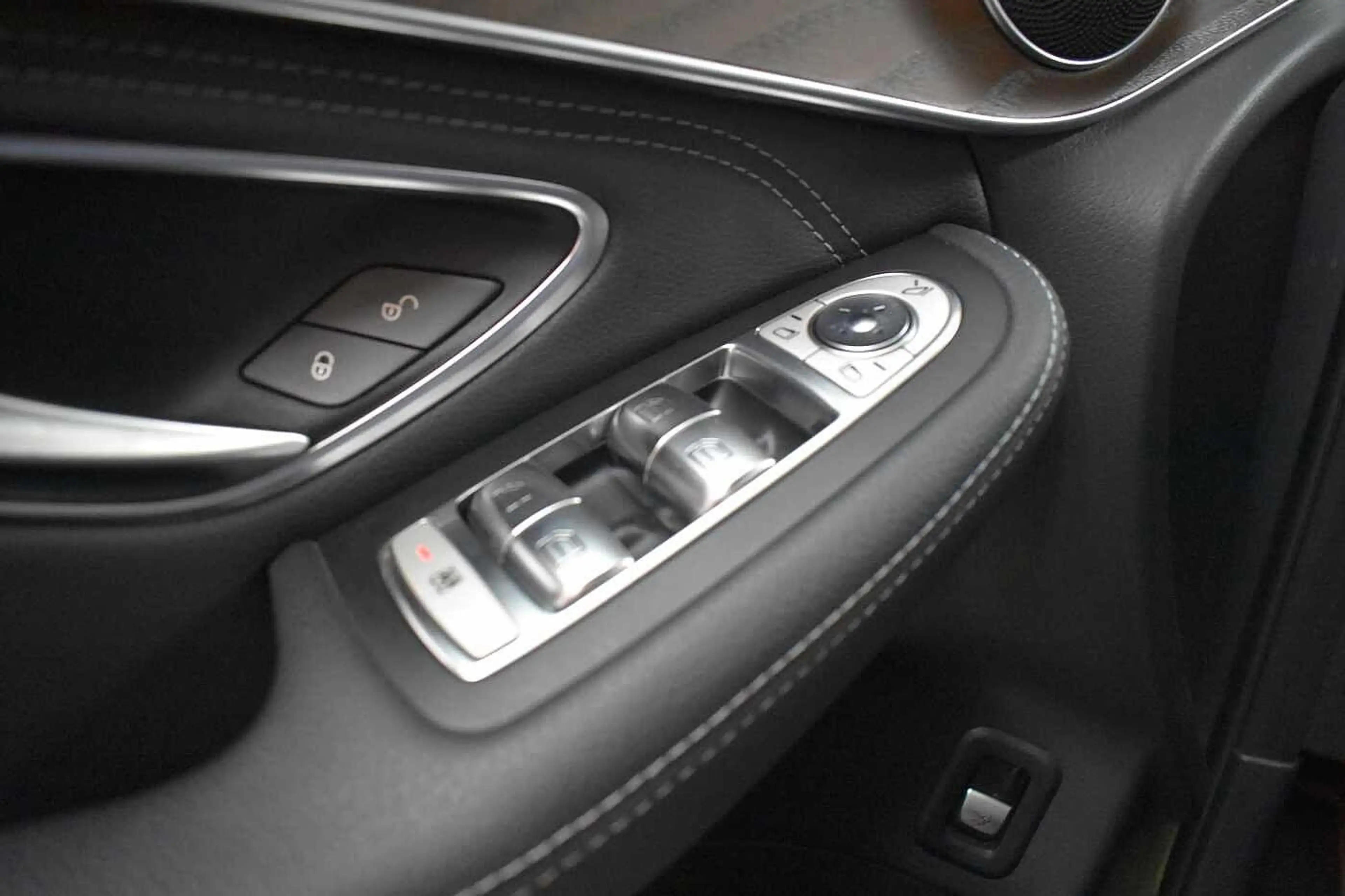Mercedes-Benz GLC 350 e 4MATIC Off-Roader — photo 11