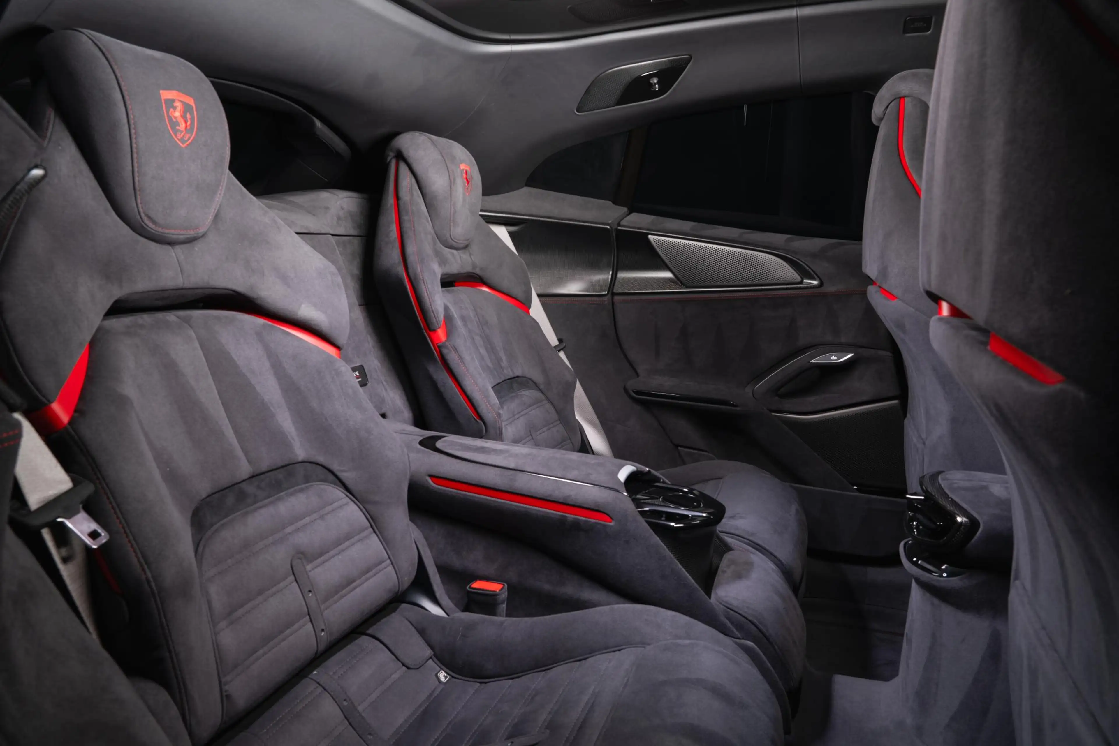 Ferrari Purosangue 6.5 V12 Tailor Made — photo 5