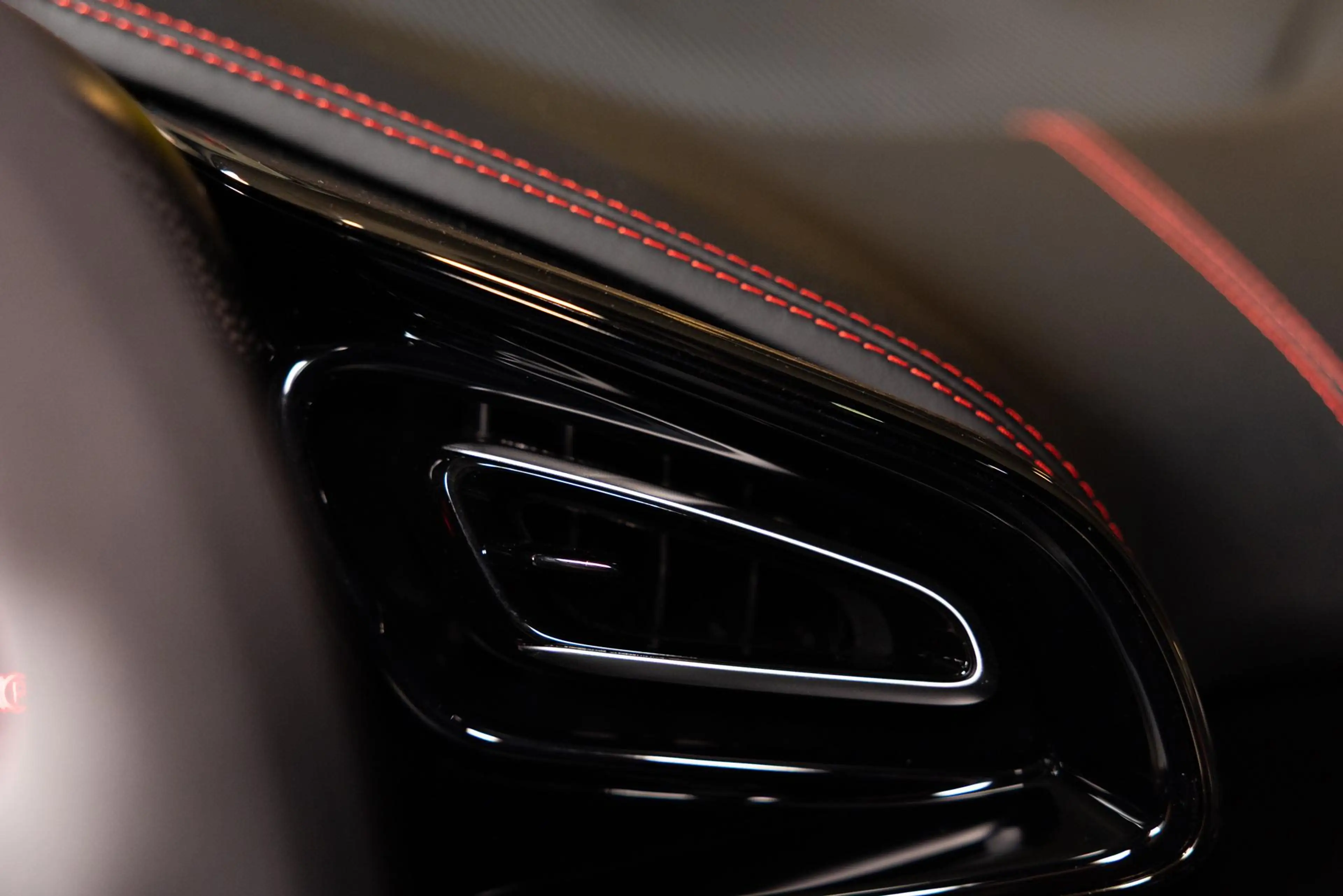 Ferrari Purosangue 6.5 V12 Tailor Made — photo 14