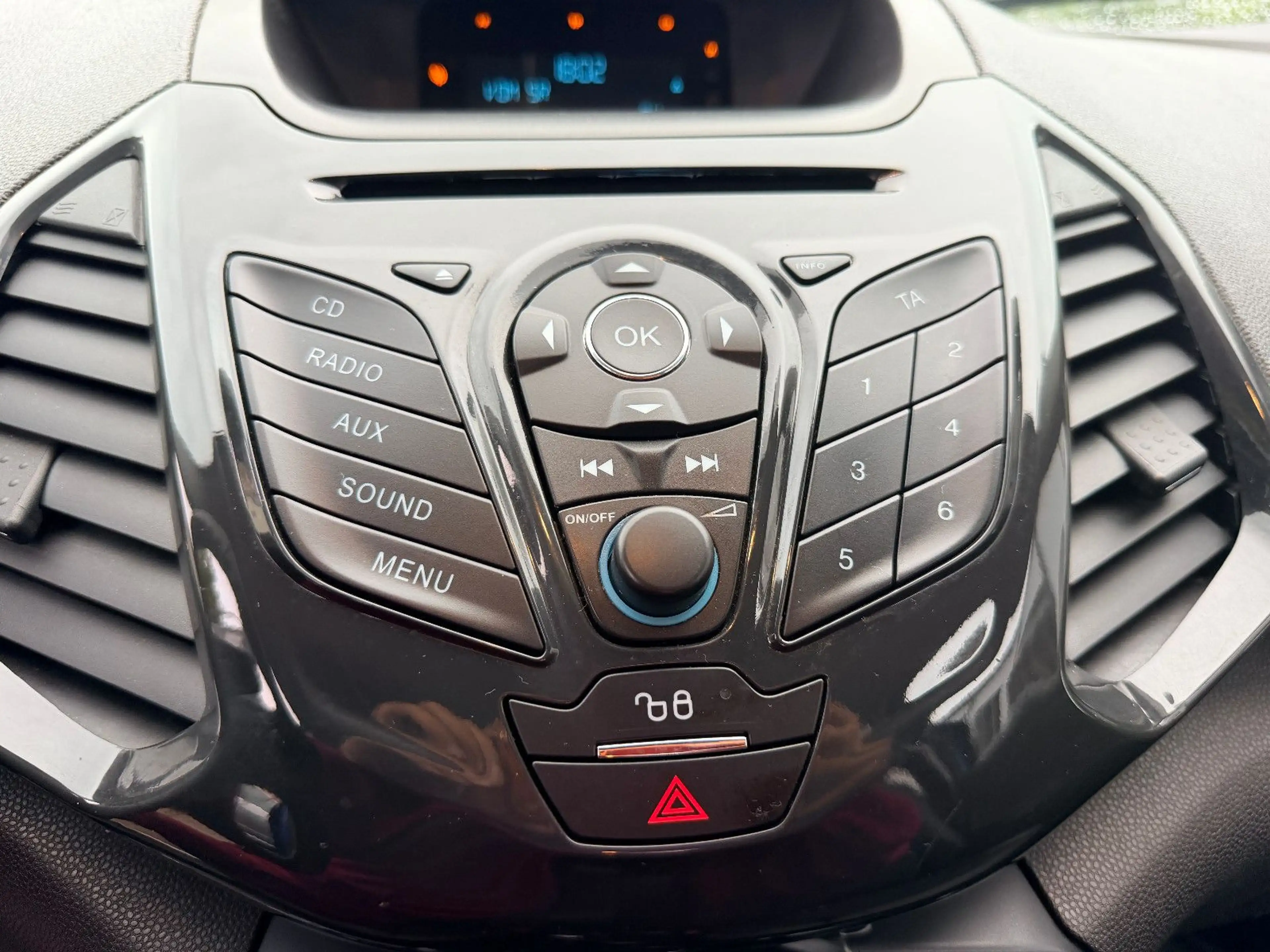 Ford EcoSport 1.0 EcoBoost Titanium Klimaaut SHZG PDC — photo 15