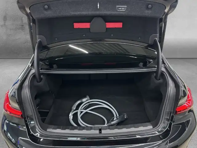 BMW 3 Series view 14