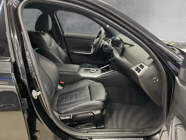 BMW 3 Series view 10