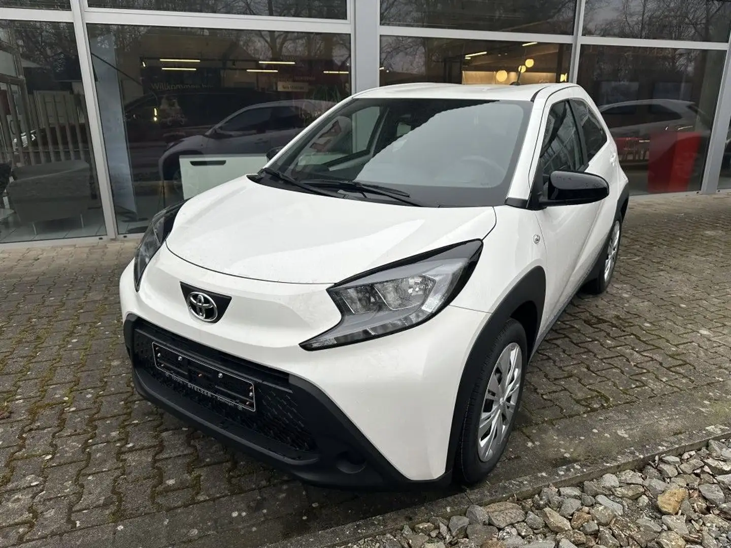 Toyota Aygo X Play Blanc - 1