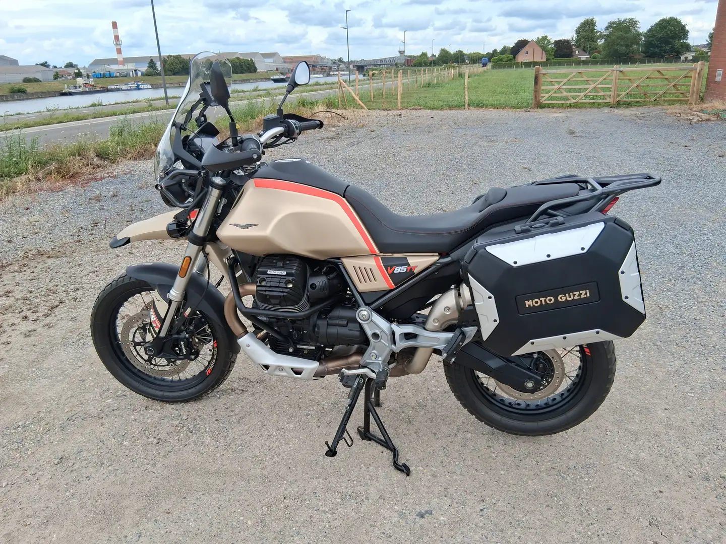 Moto Guzzi V 85 TT Travel Beige - 1