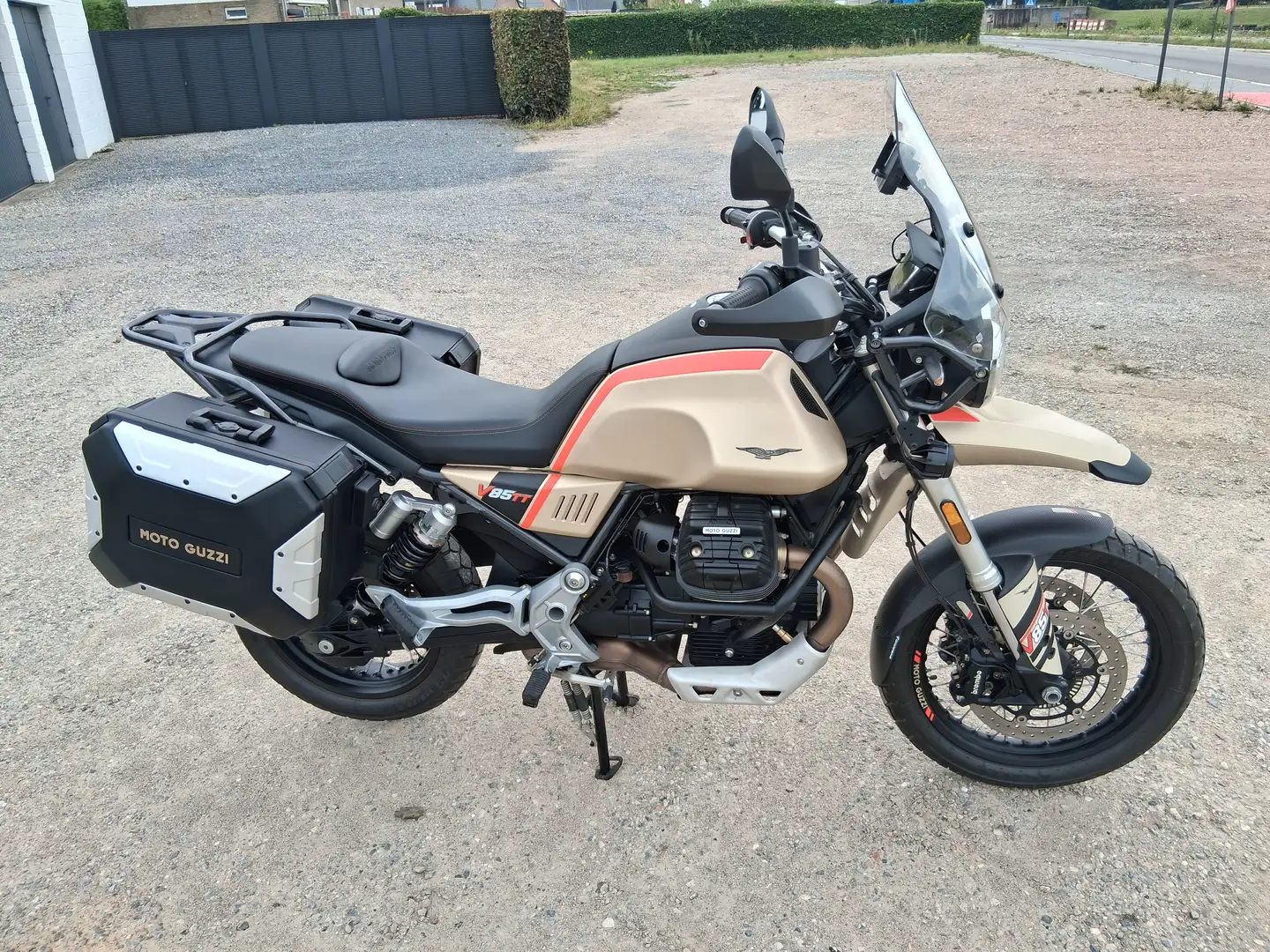 Moto Guzzi V 85 TT Travel Beige - 2