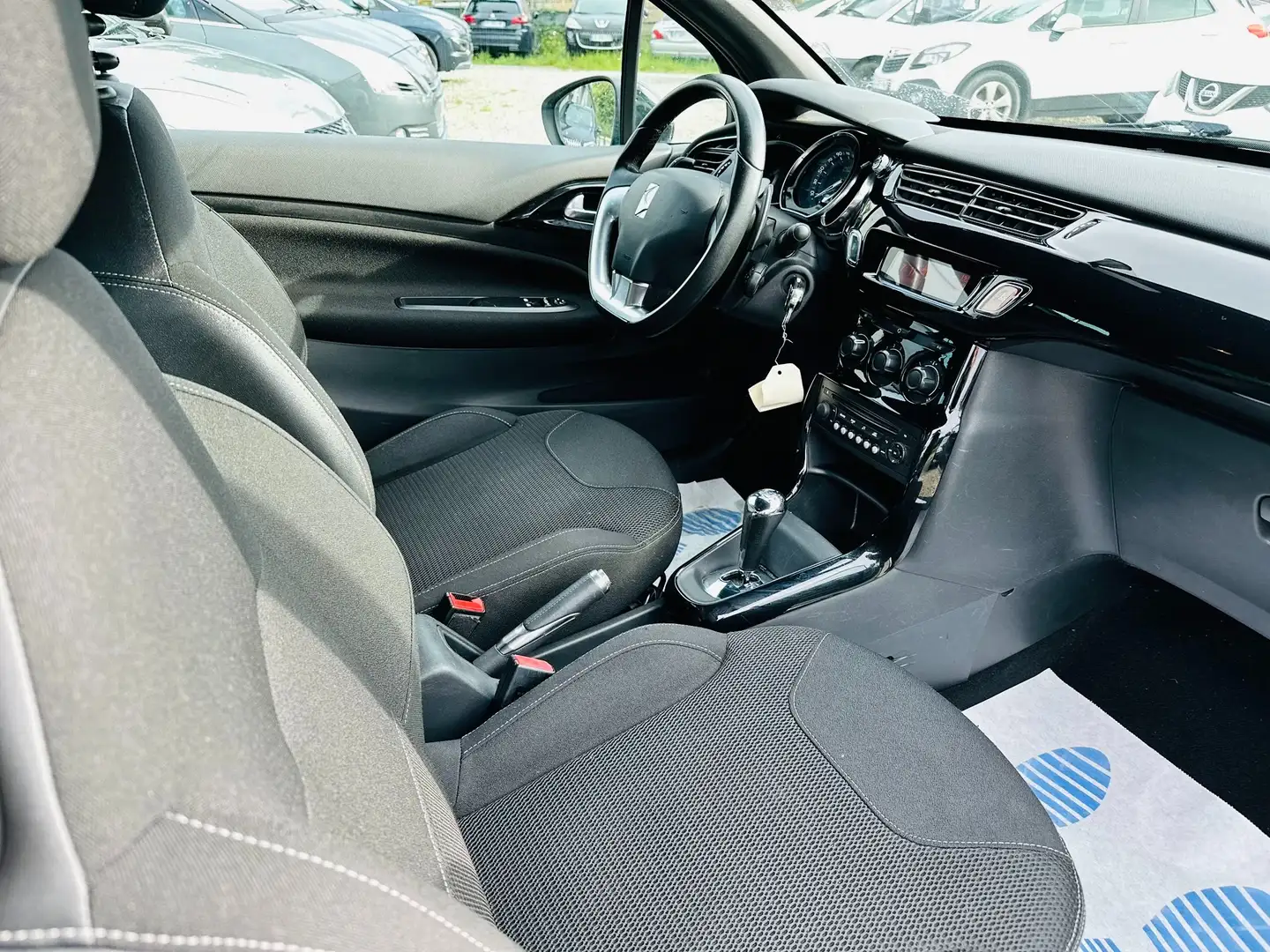 Citroen DS3 e-HDi 90 So Chic ETG6 Blanc - 2