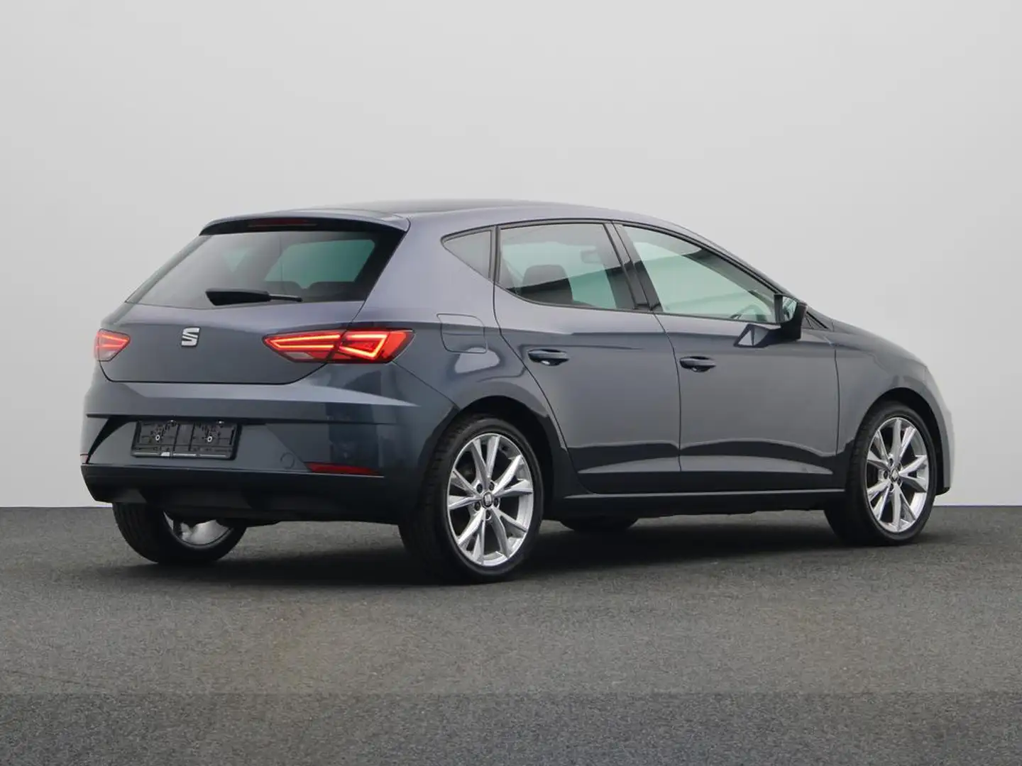 SEAT Leon MOVE! ULTIMATE 1.0 TSI 115 PK 6 VERSNELLINGEN Grijs - 2