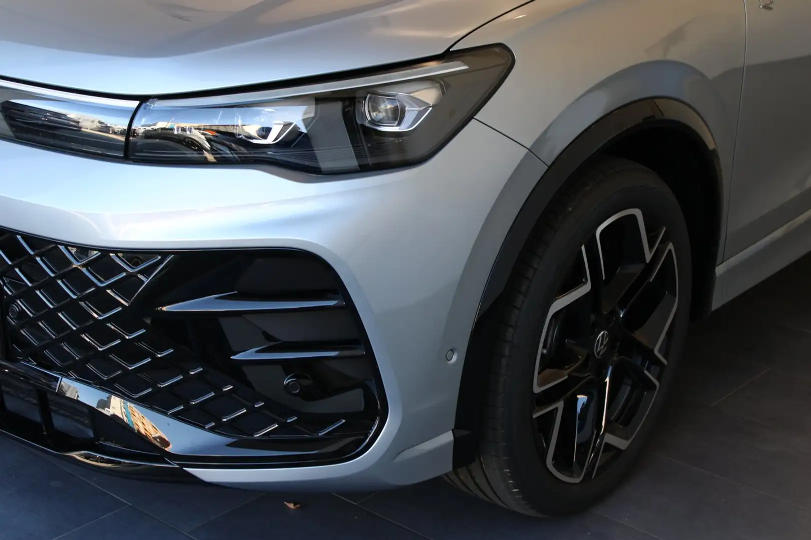 Volkswagen Tiguan Sport eTSI DSG Silber - 2