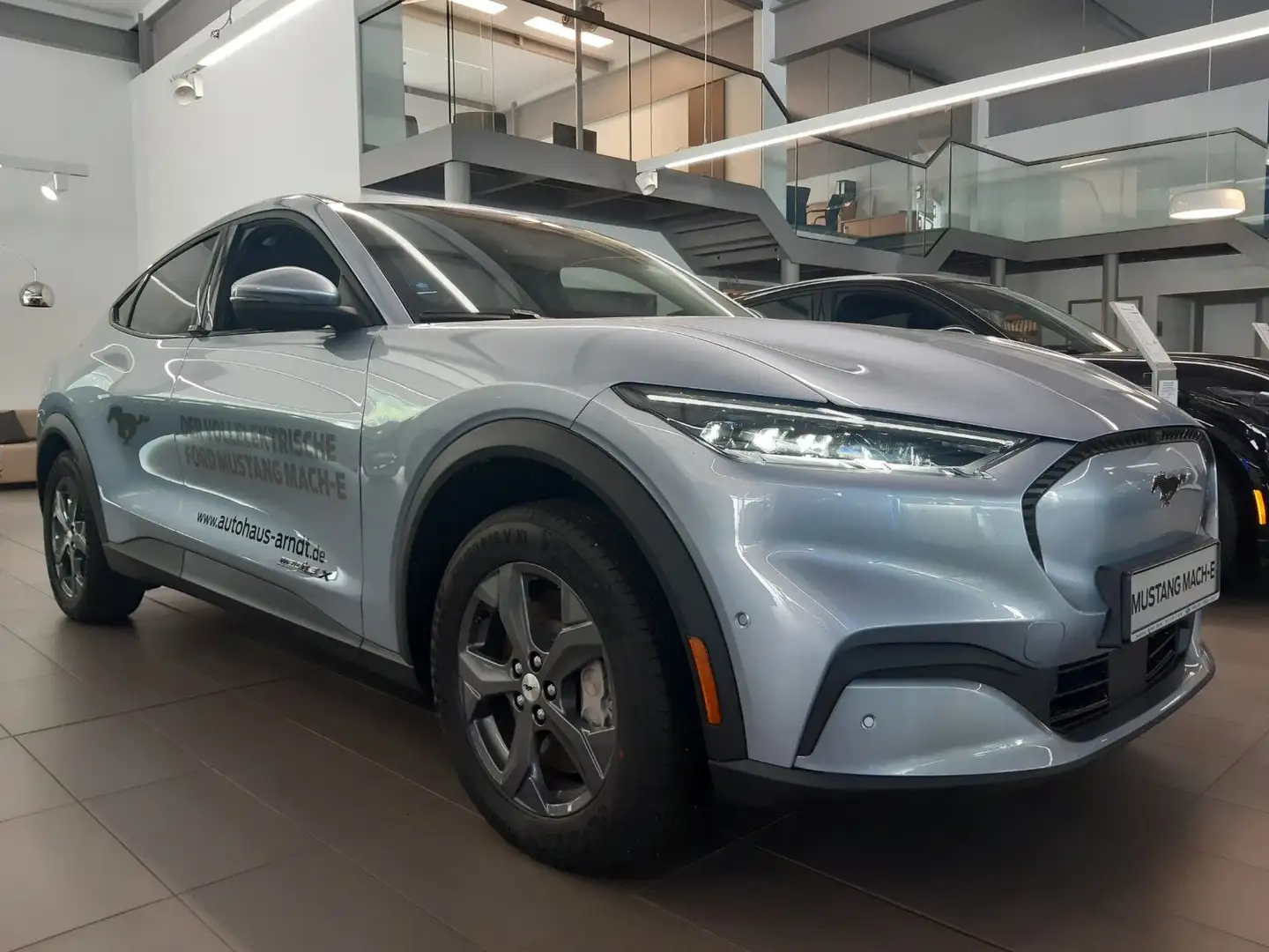 Ford Mustang Mach-E RWD *99kWh Extended R.*Tech-Pak 1 Silber - 1