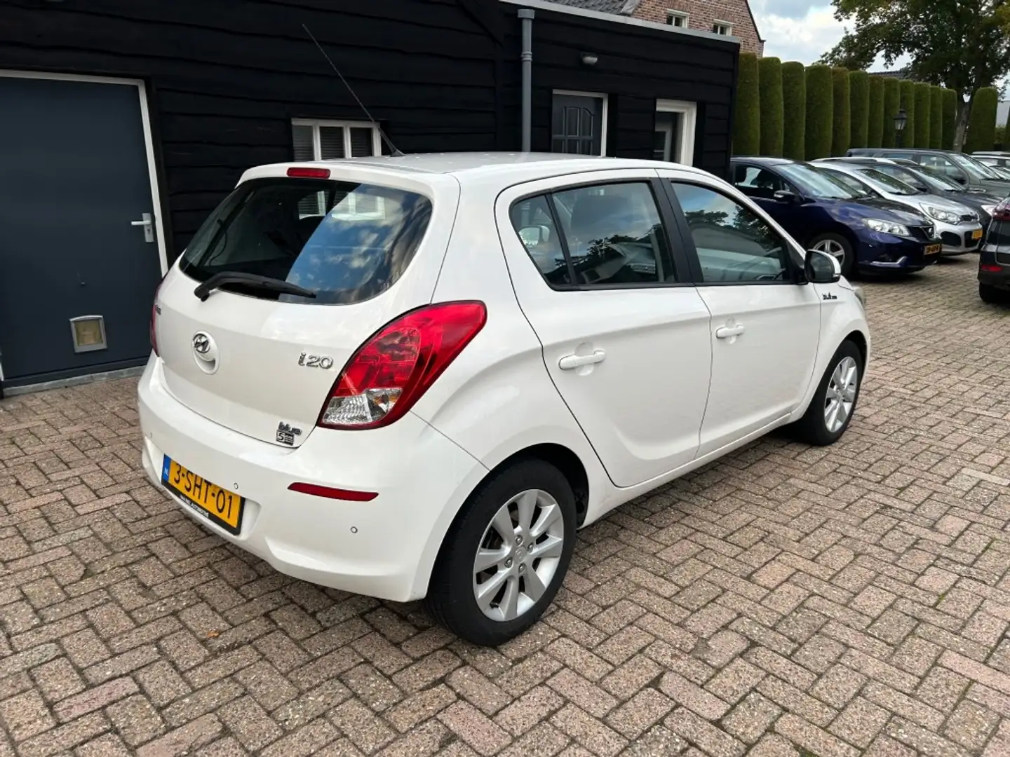 Hyundai i20 1.2 i-Deal Wit - 2