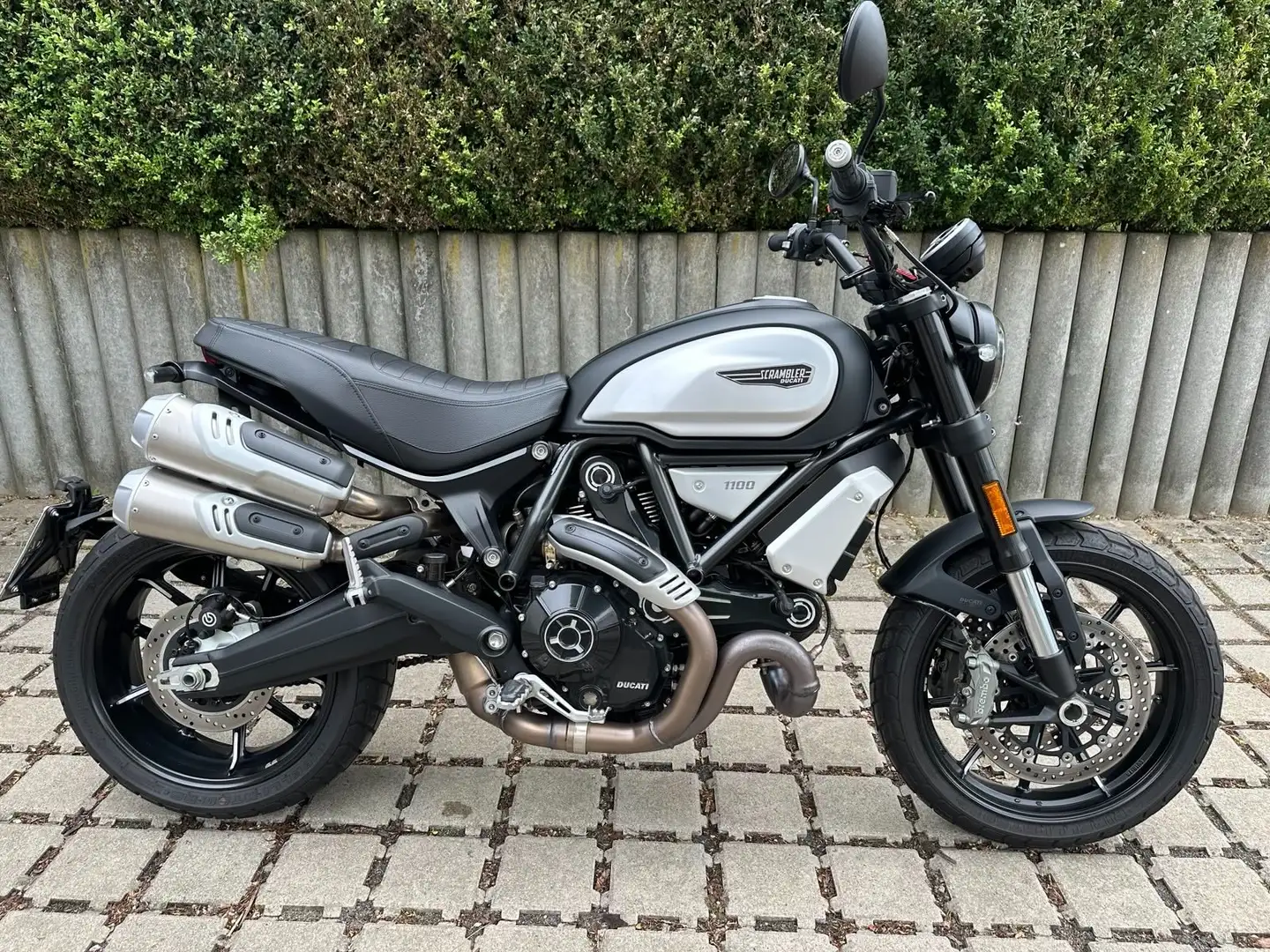 Ducati Scrambler 1100 Black Чорний - 1