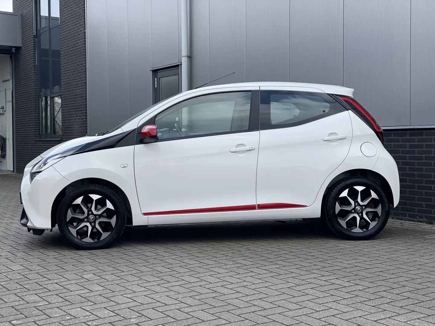 Toyota Aygo 1.0 VVT-i x-play AUTOMAAT RIJKLAAR Blanco - 2