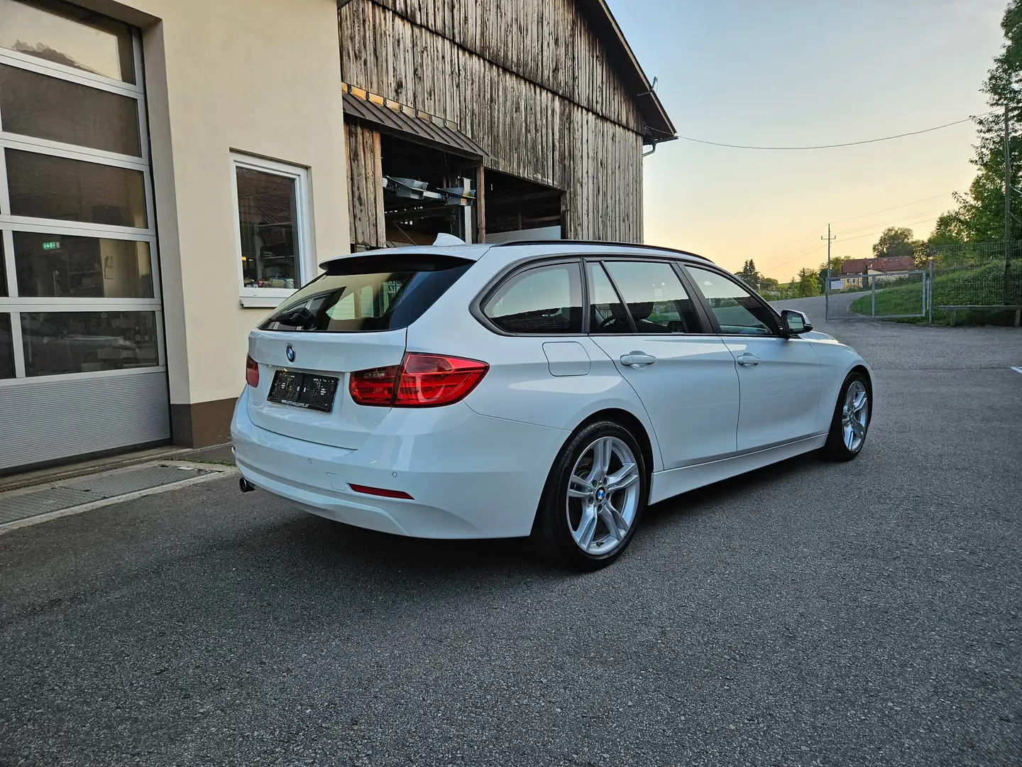 BMW 318 318d Touring Weiß - 2