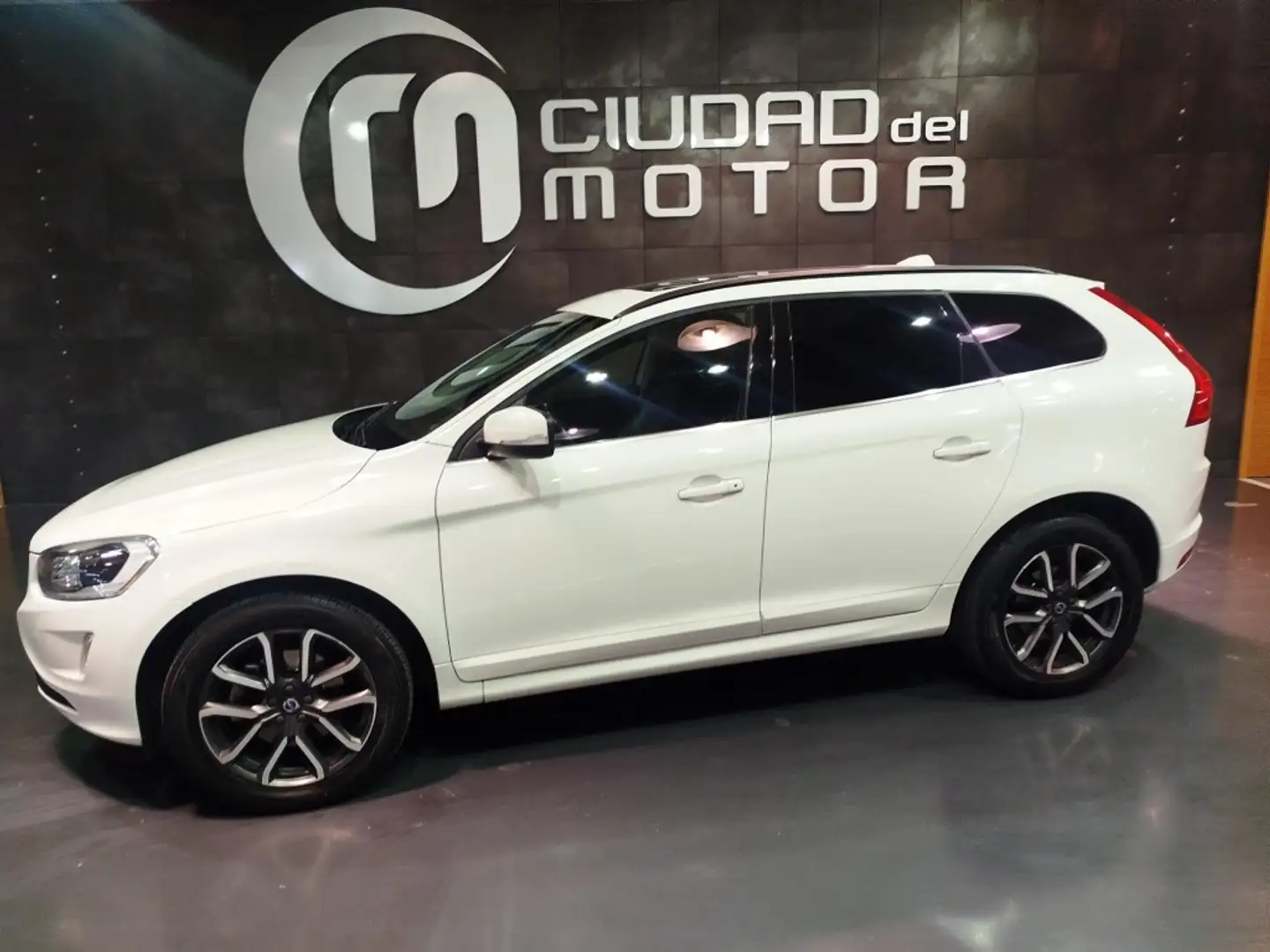 Volvo XC60 D4 Momentum Aut. 190 Blanc - 1