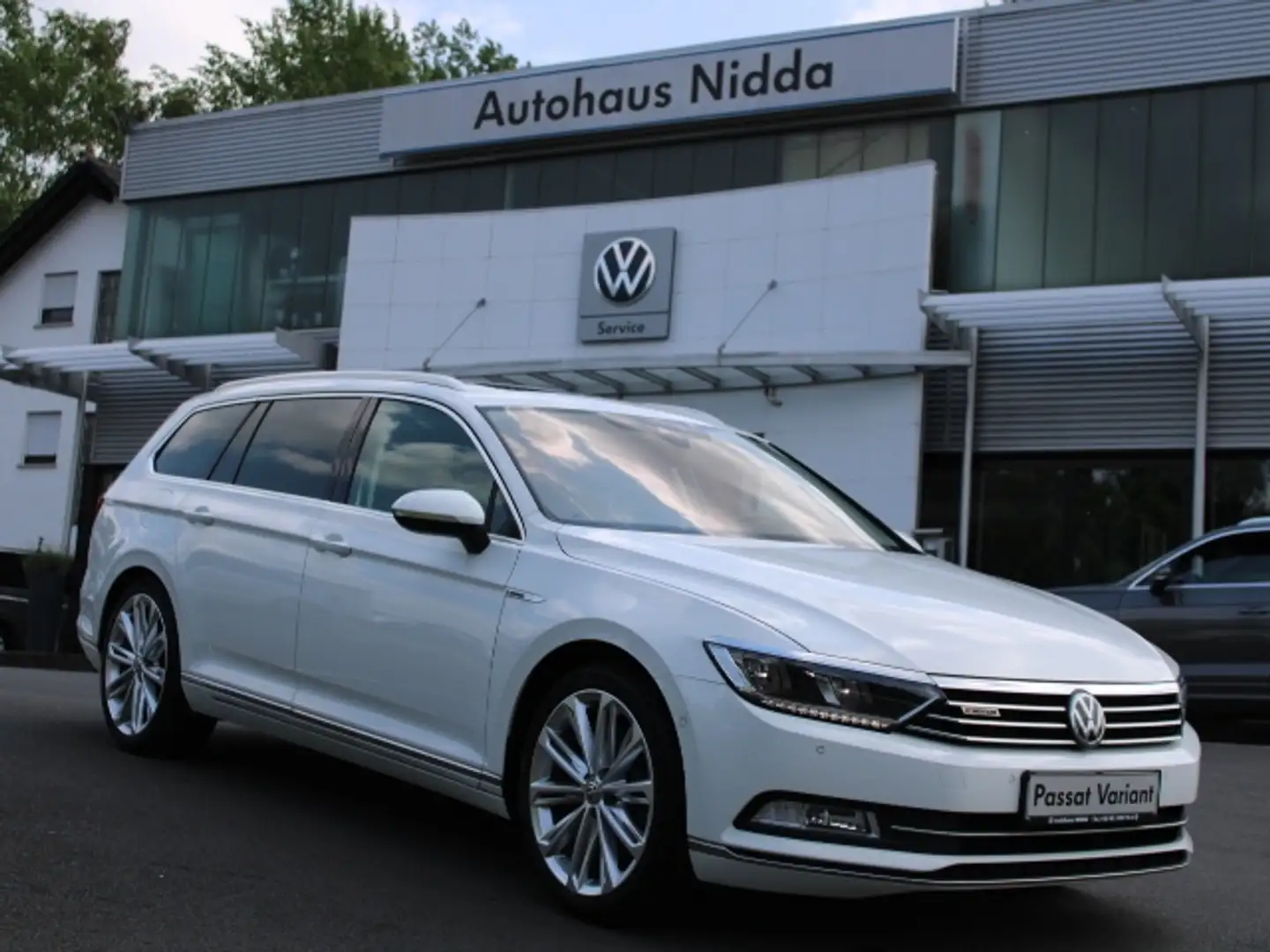 Volkswagen Passat Variant 2.0 TSI 4Motion DSG PANO- Wit - 2