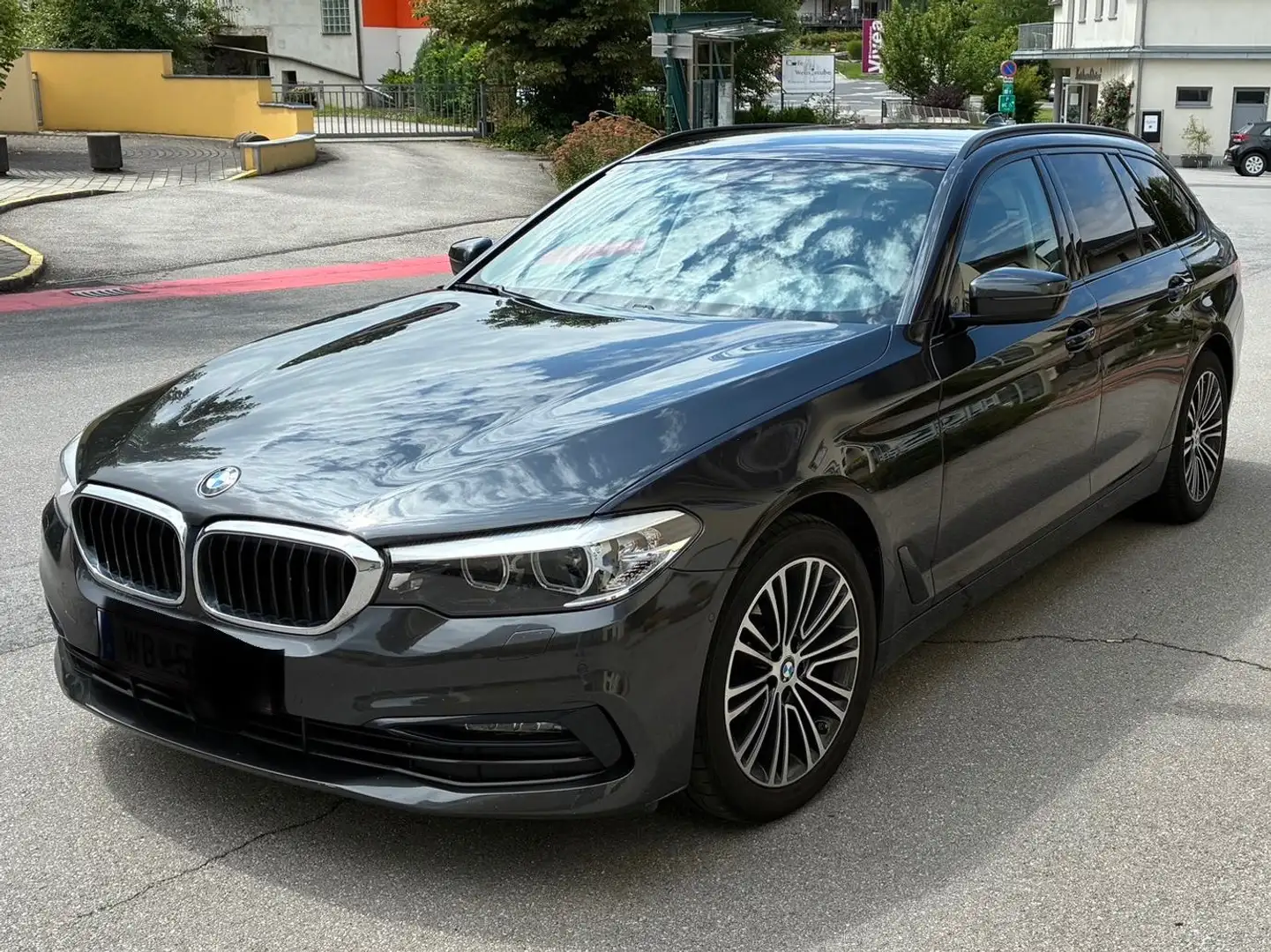BMW 520 520d xDrive Touring Aut. Grau - 1