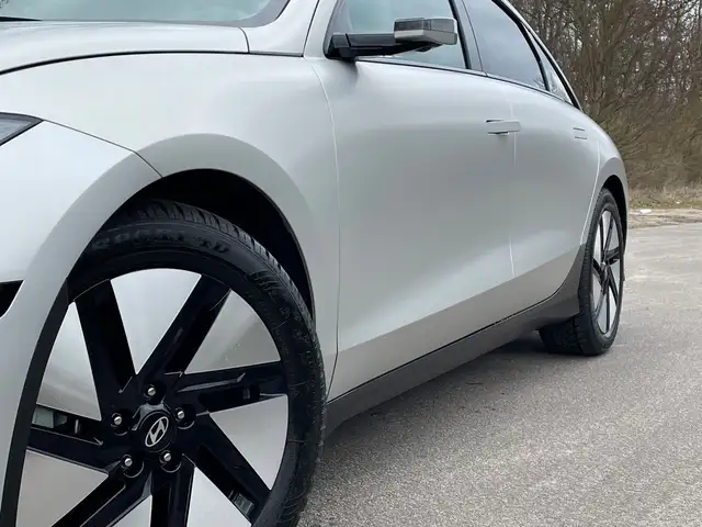 Hyundai Ioniq 6 view 3