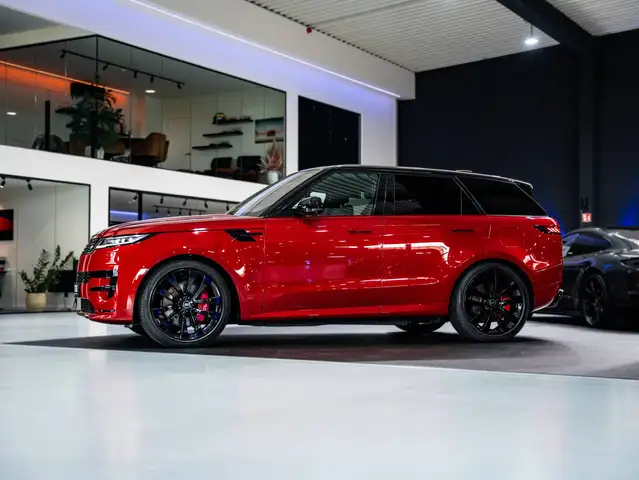 Land Rover Range Rover Sport view 3