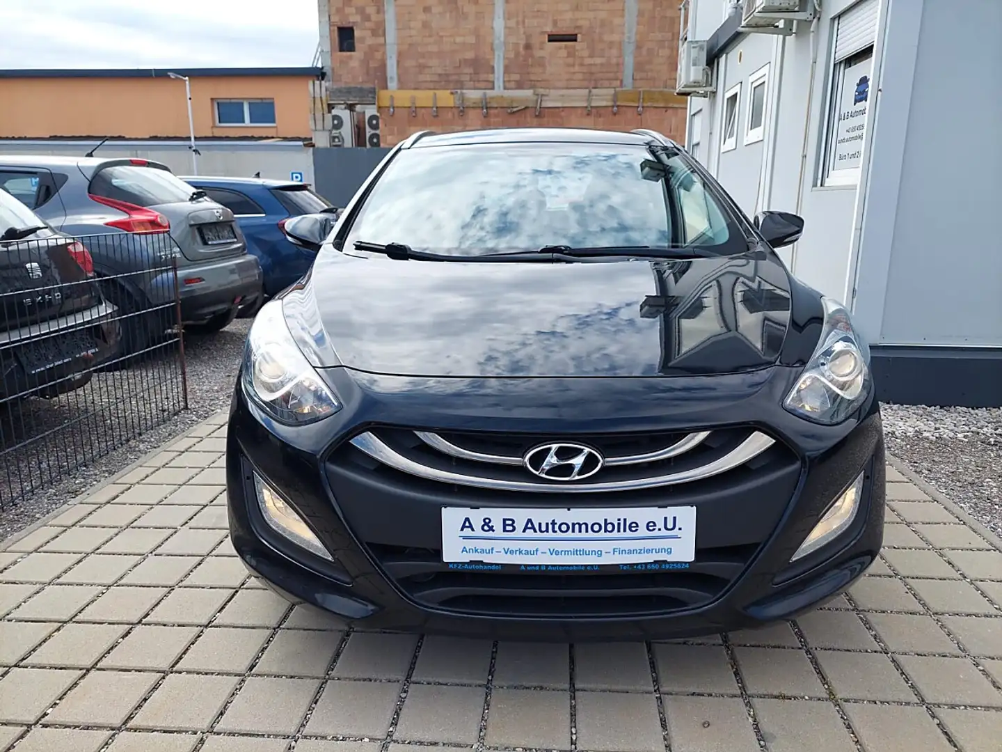 Hyundai i30 CW 1,4 CRDi Comfort Erster Besitz Schwarz - 2