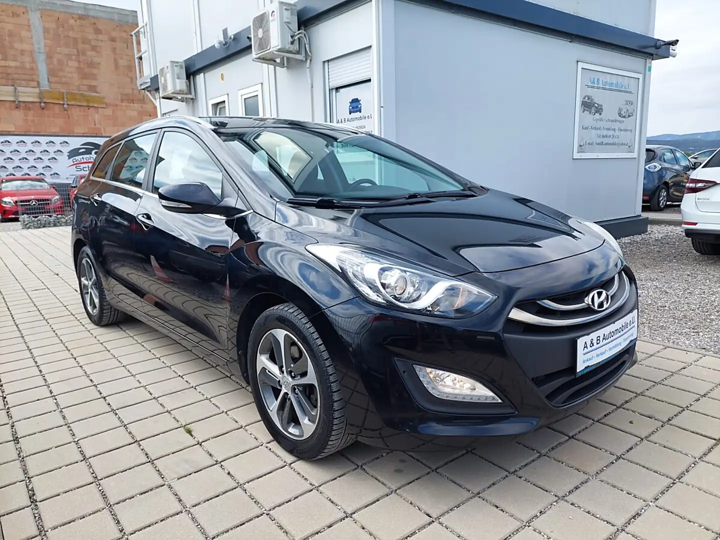 Hyundai i30 CW 1,4 CRDi Comfort Erster Besitz Schwarz - 1