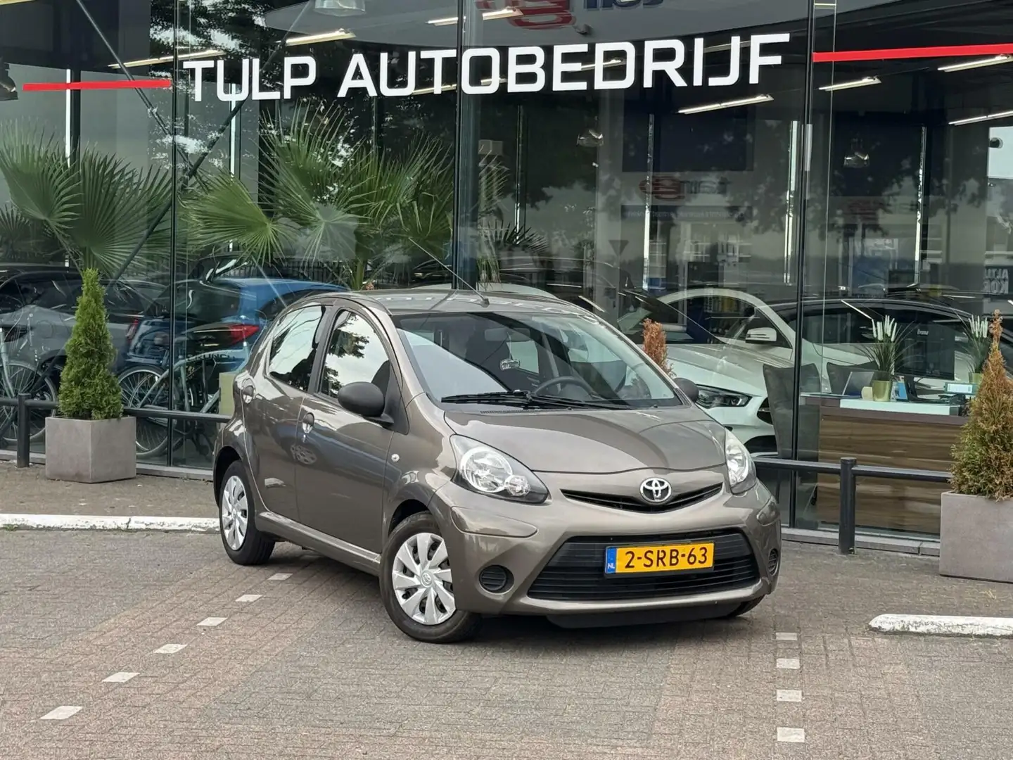 Toyota Aygo 1.0 VVT-i Now 5-deurs Airco Dealer NAP Bruin - 2