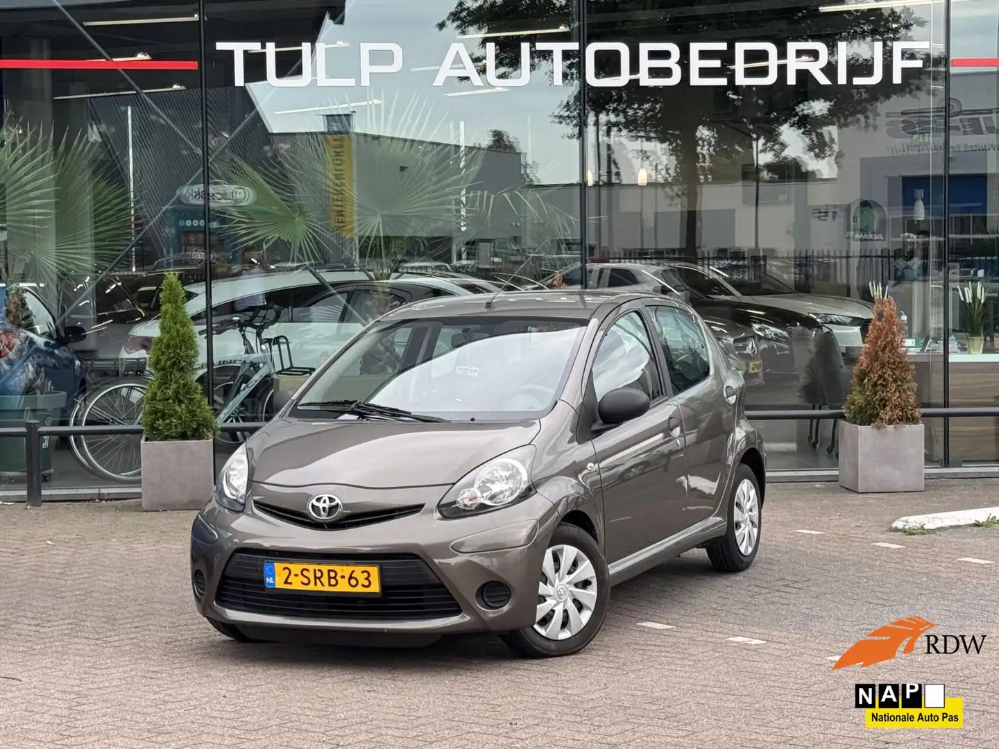 Toyota Aygo 1.0 VVT-i Now 5-deurs Airco Dealer NAP Bruin - 1