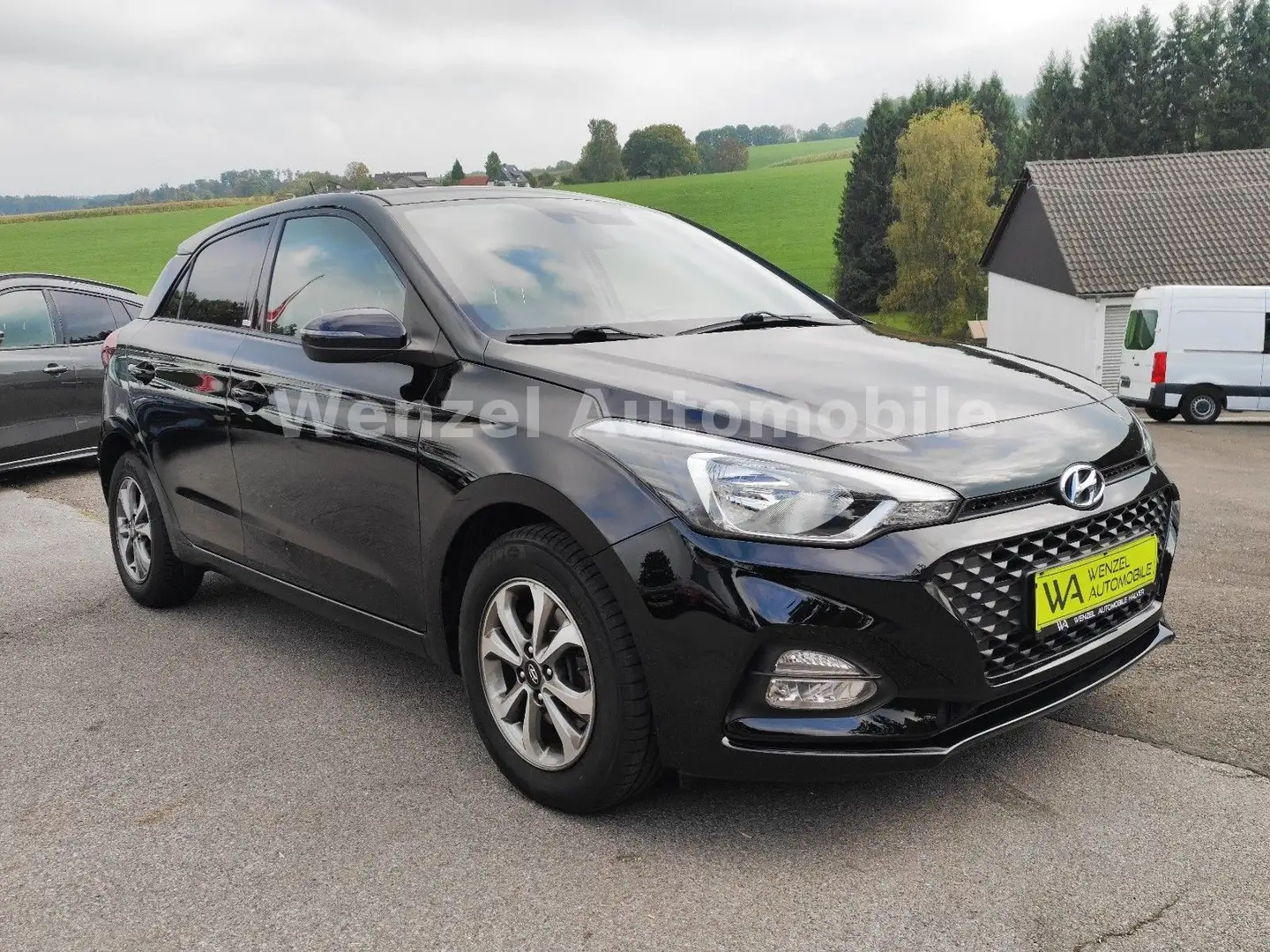 Hyundai i20 YES! *SH*KAM*PDC*CARPLAY*LENKRADHEIZUNG* Schwarz - 1
