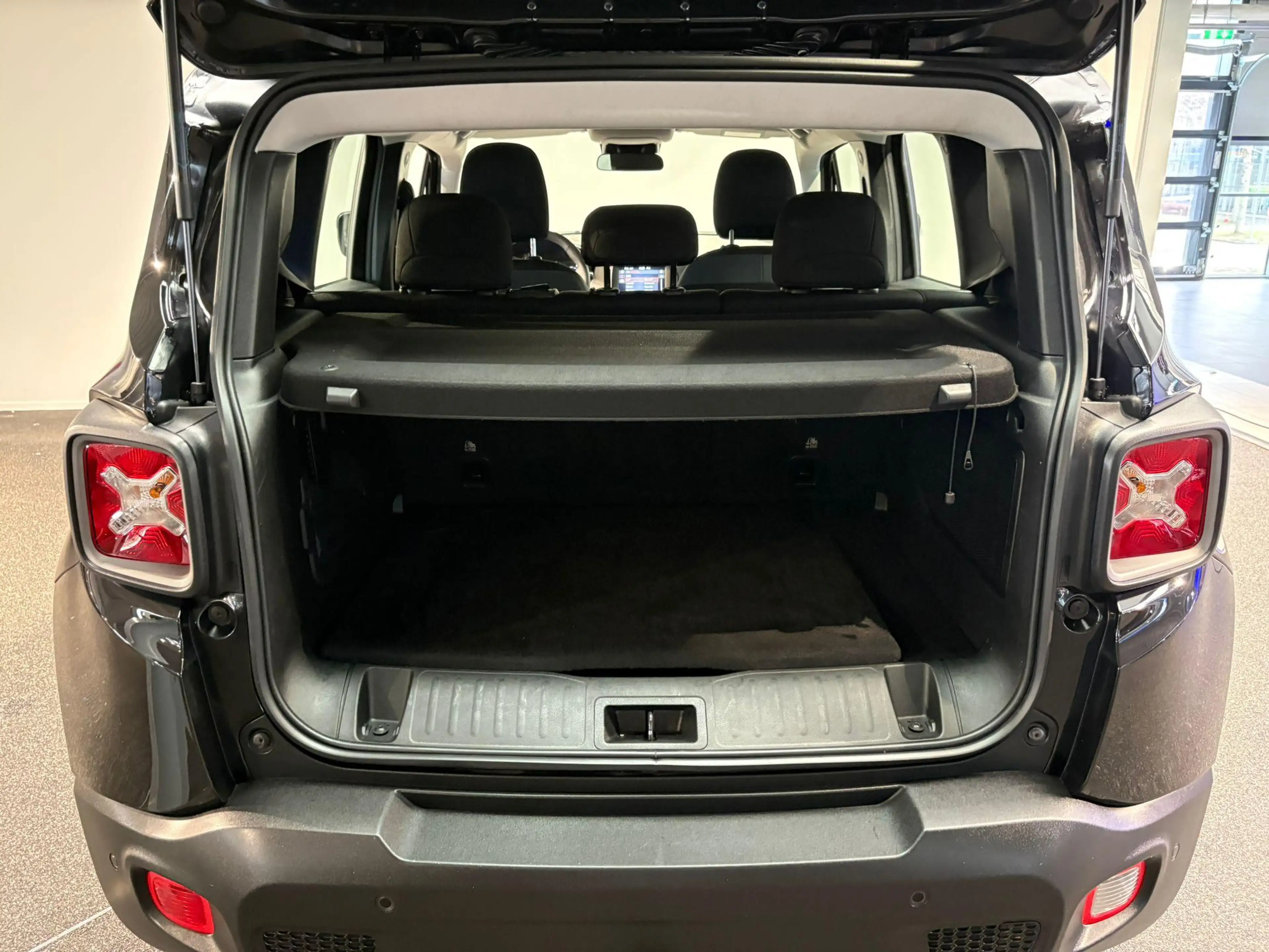 Jeep Renegade 4xe 240 Plug-in Hybrid Electric Limited Lease Ed. — photo 8