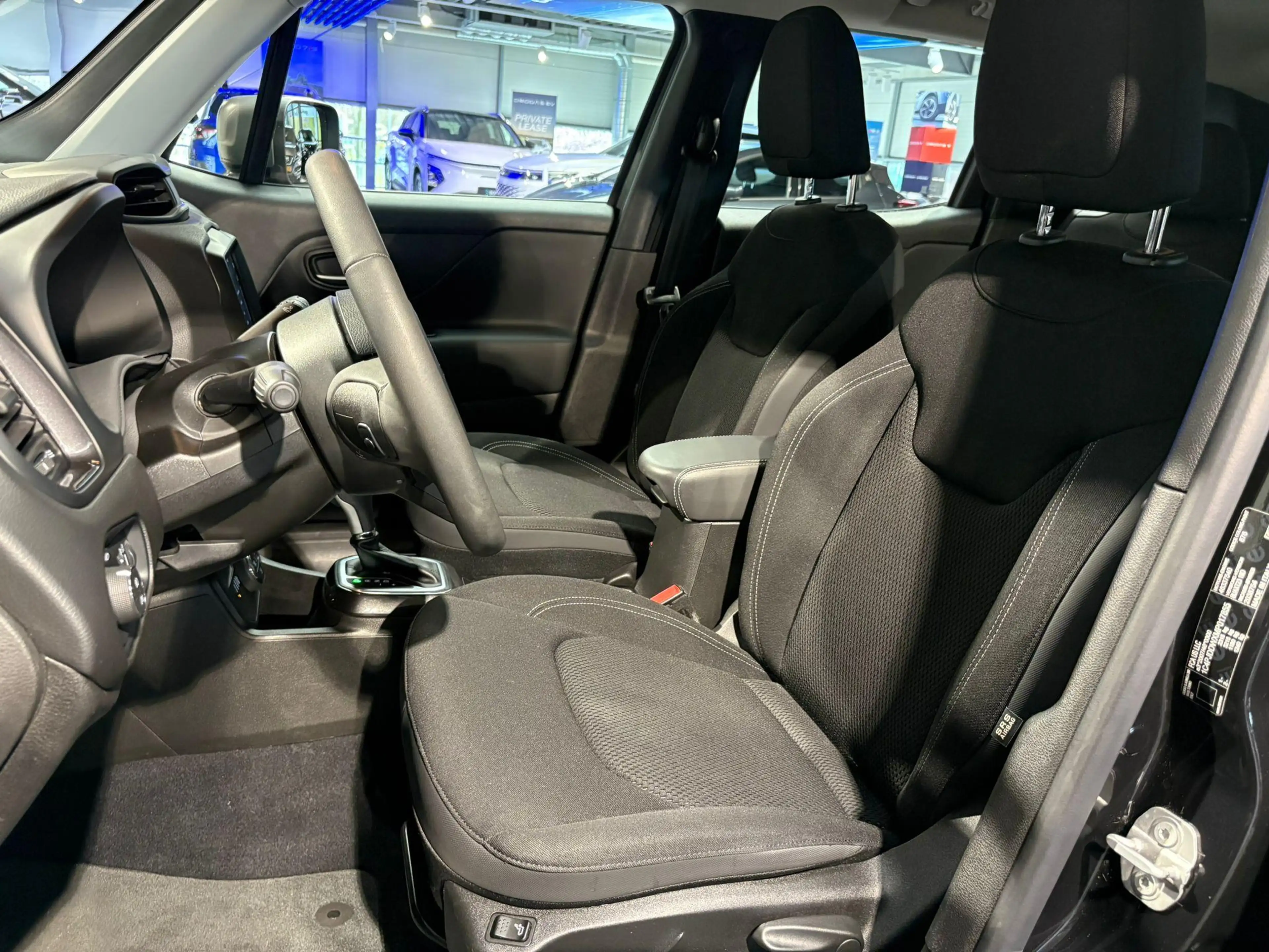 Jeep Renegade 4xe 240 Plug-in Hybrid Electric Limited Lease Ed. — photo 6