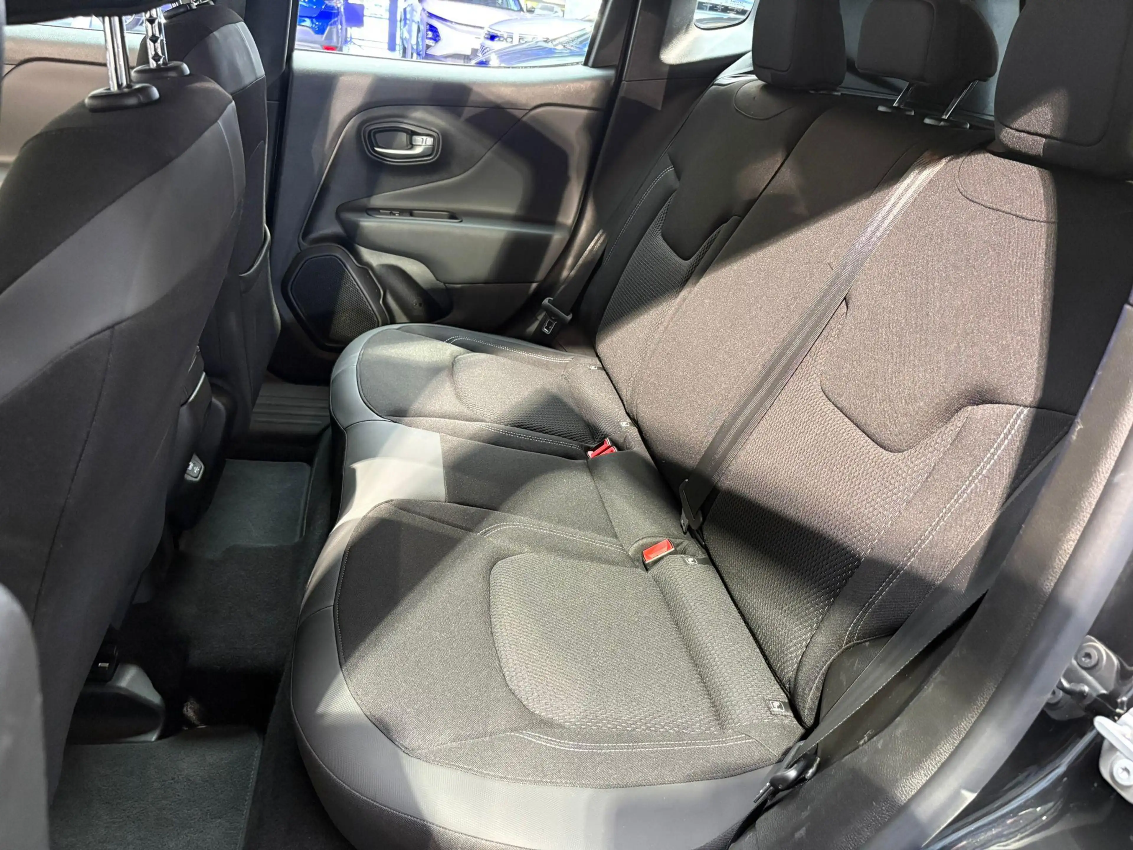 Jeep Renegade 4xe 240 Plug-in Hybrid Electric Limited Lease Ed. — photo 7