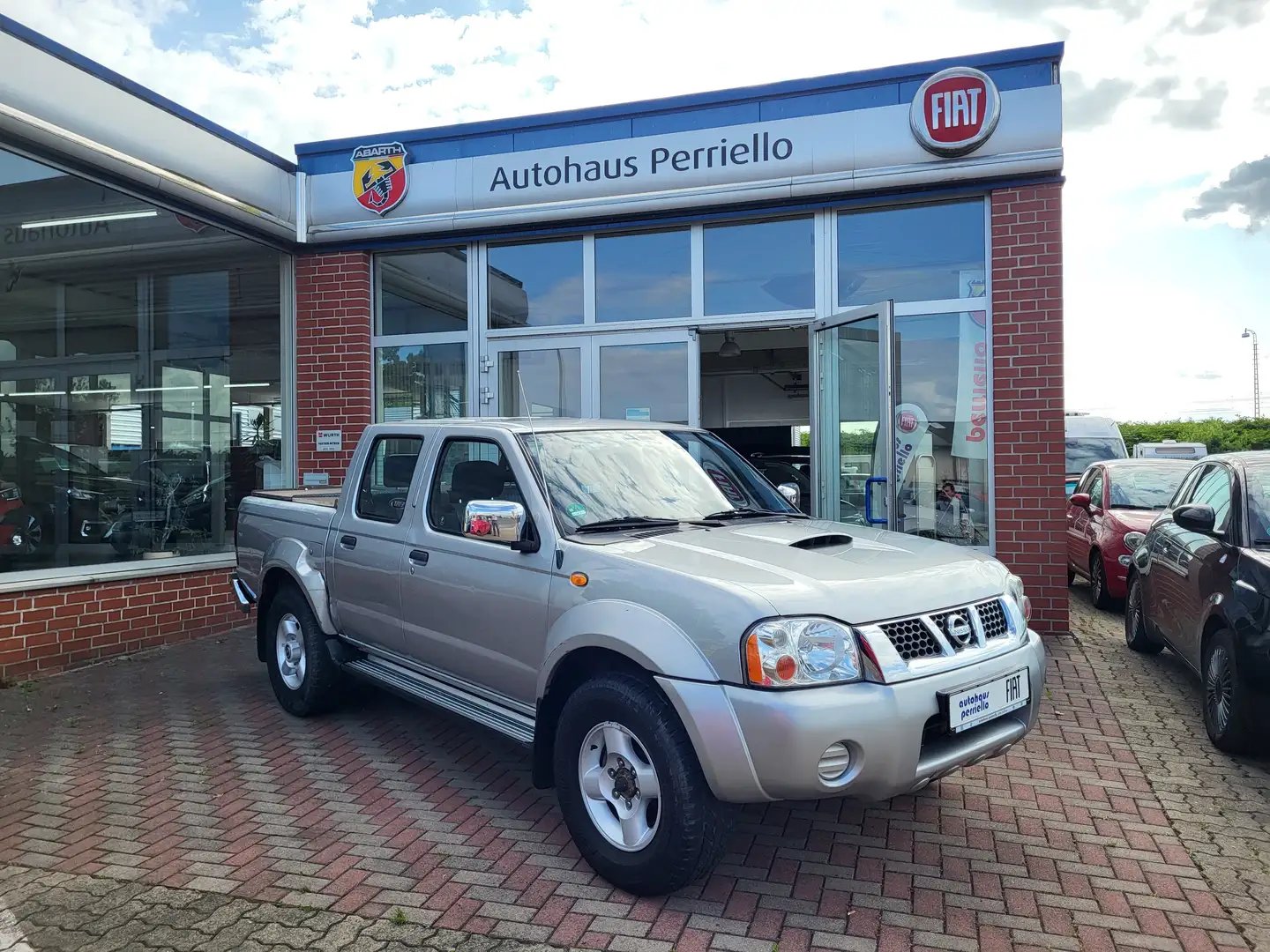 Nissan Navara Double Cap 2.5 D Allrad AHK DPF Silber - 1