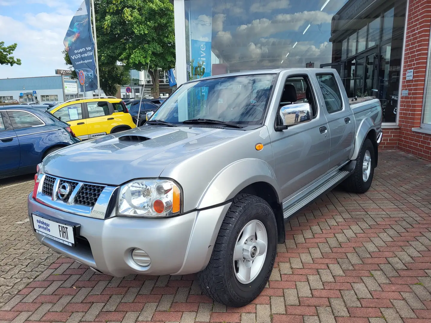 Nissan Navara Double Cap 2.5 D Allrad AHK DPF Silber - 2
